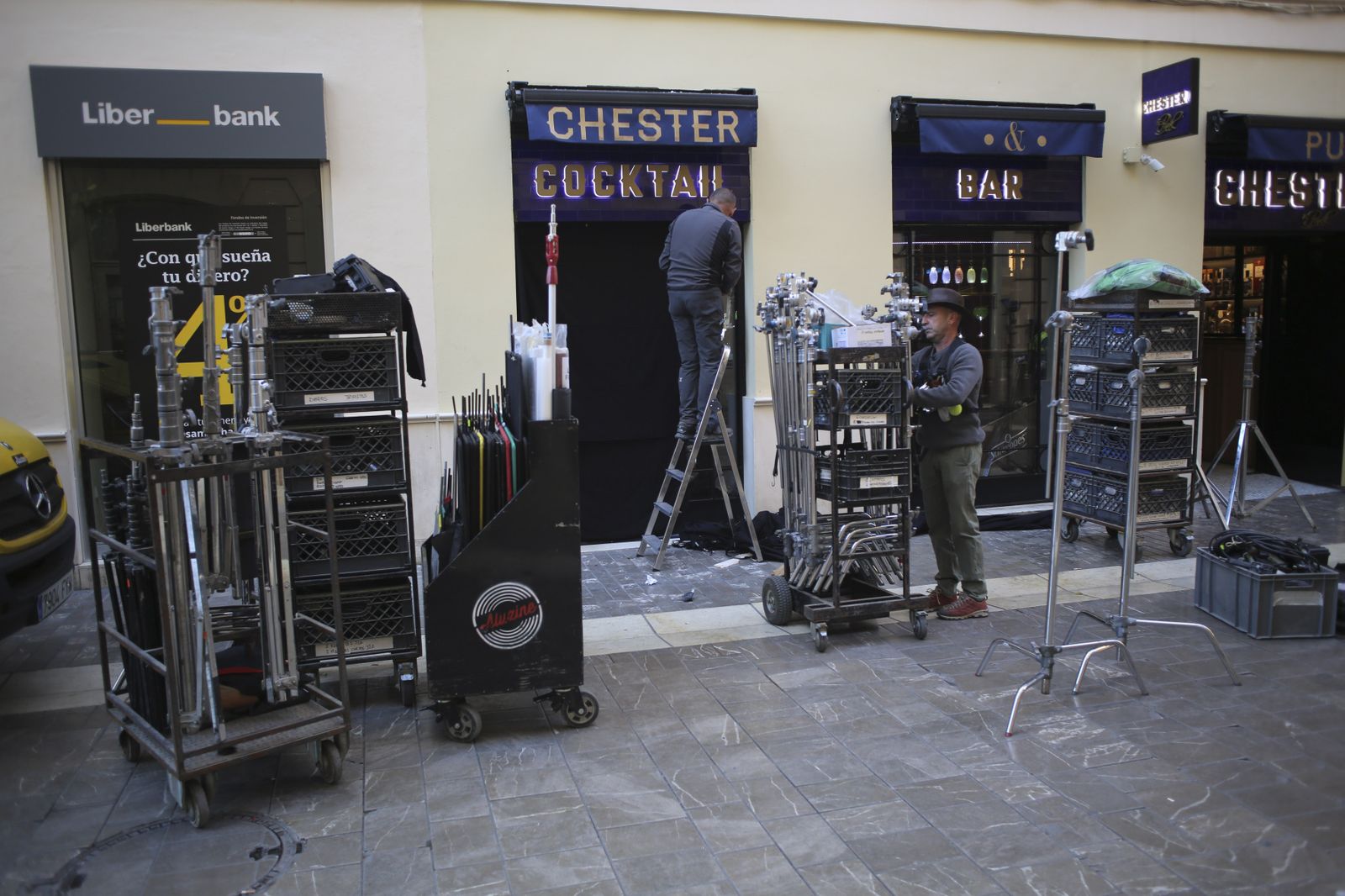 Técnicos en el rodaje de 'Warrior nun', este jueves, en plaza de Uncibay.