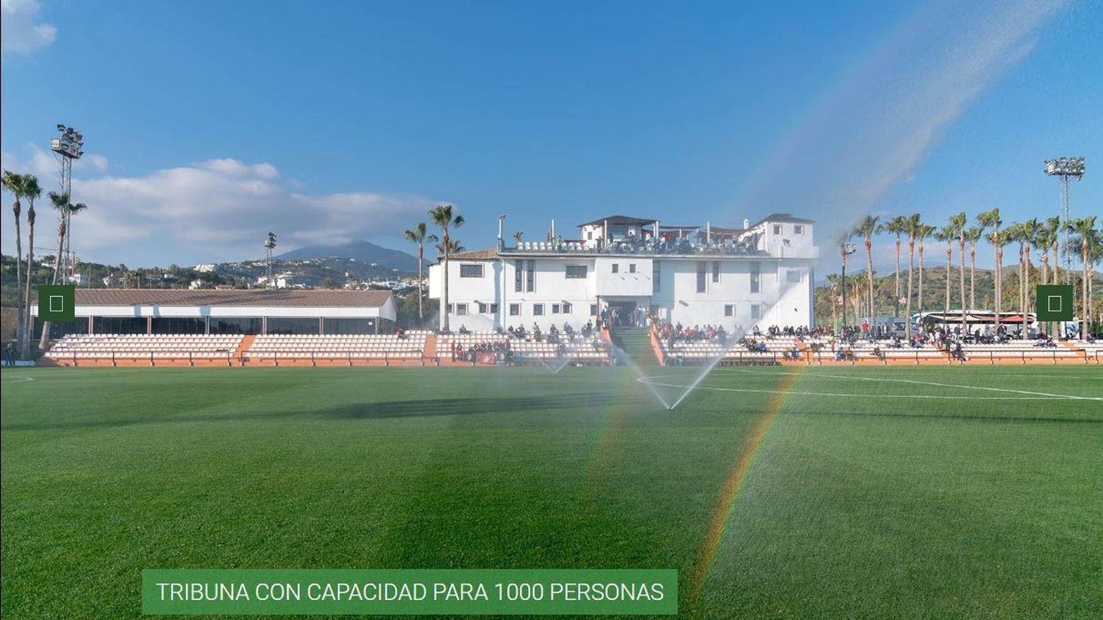 El campo principal del Marbella Football Center tiene una tribuna con capacidad para 1.000 personas.