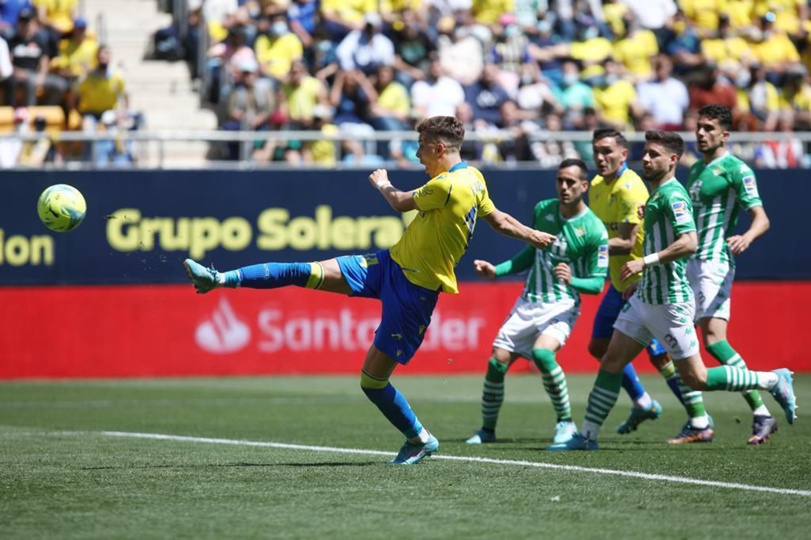 Iván Alejo engancha el balón que dio paso al 1-0. Iván Alejo engancha el balón que dio paso al 1-0.