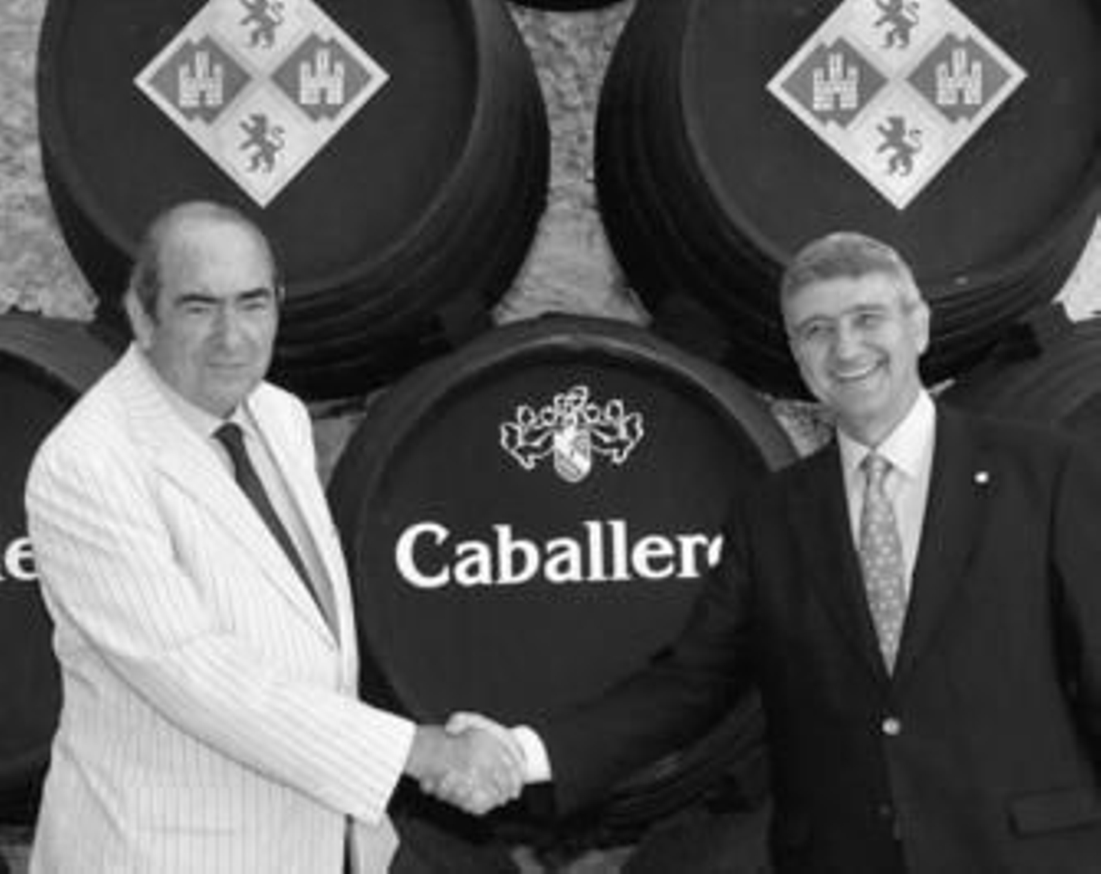 Luis Caballero saluda a su sustituto en la presidencia del grupo portuense, Tomás Aránguez.