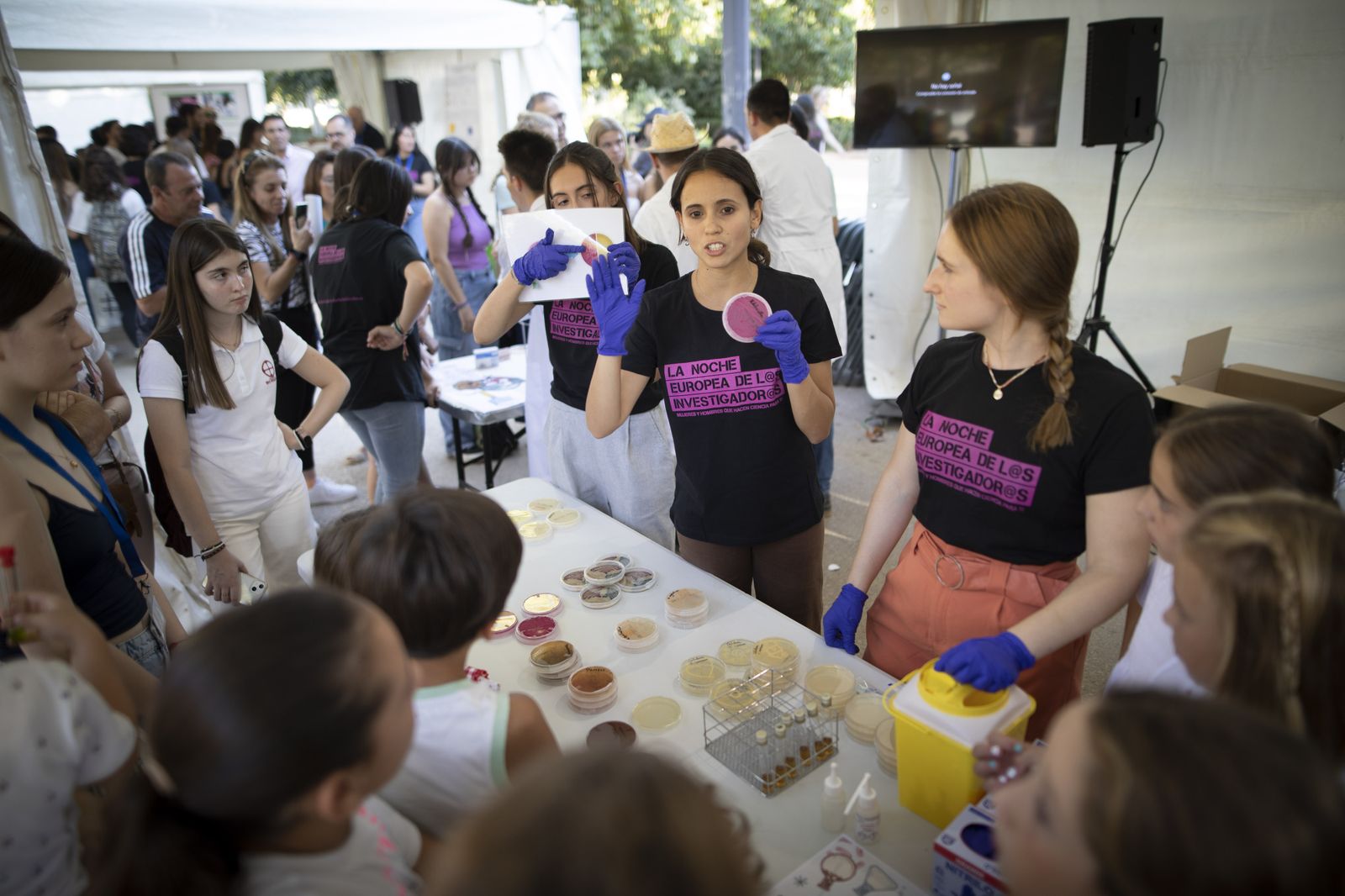 Así ha sido la Noche de los investigadores en Granada