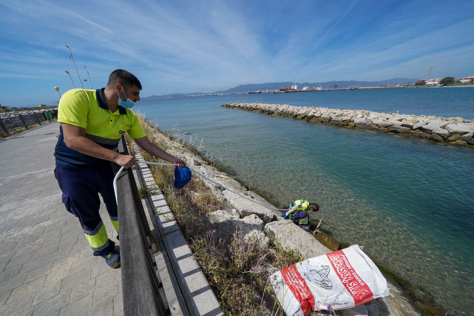 Limpieza en Puente Mayorga.
