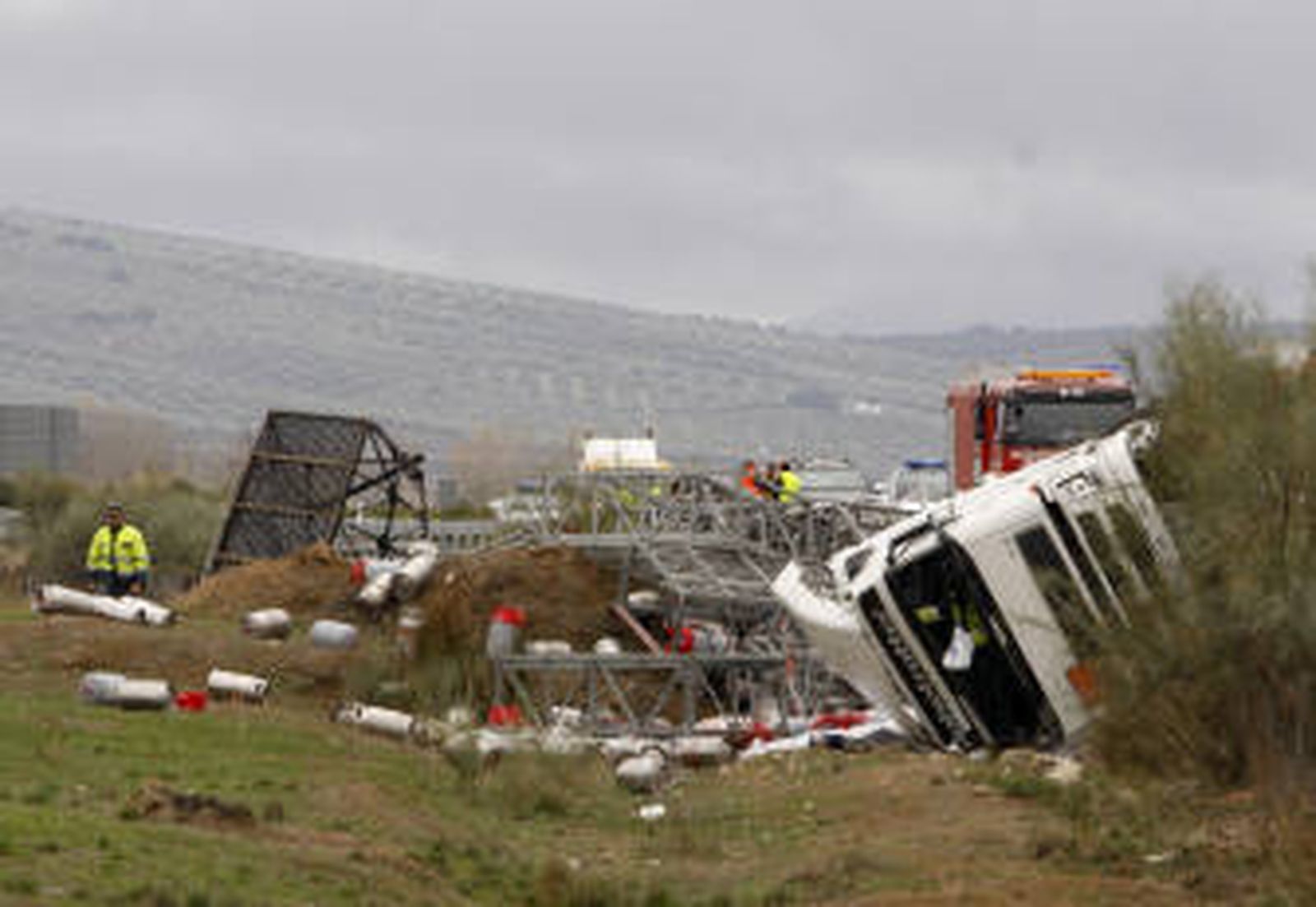 Reabierta la A-92 M tras el vuelco de un camión con bombonas