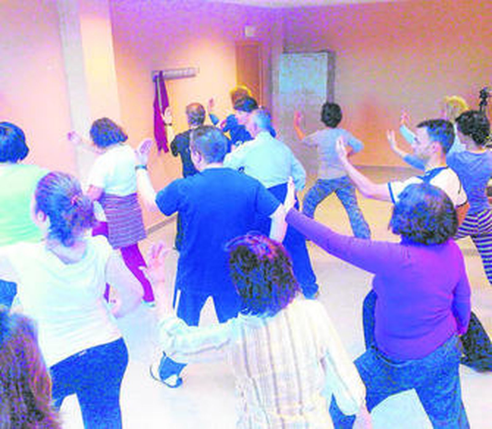 Taller de taichí en una asociación de afectados por espondilitis y artritis.