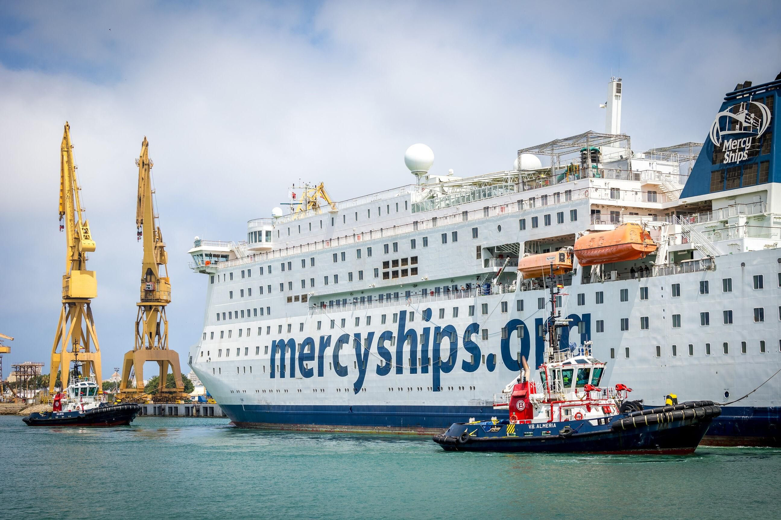 El hospital flotante 'Global Mercy', en su entrada a Navantia Cádiz.