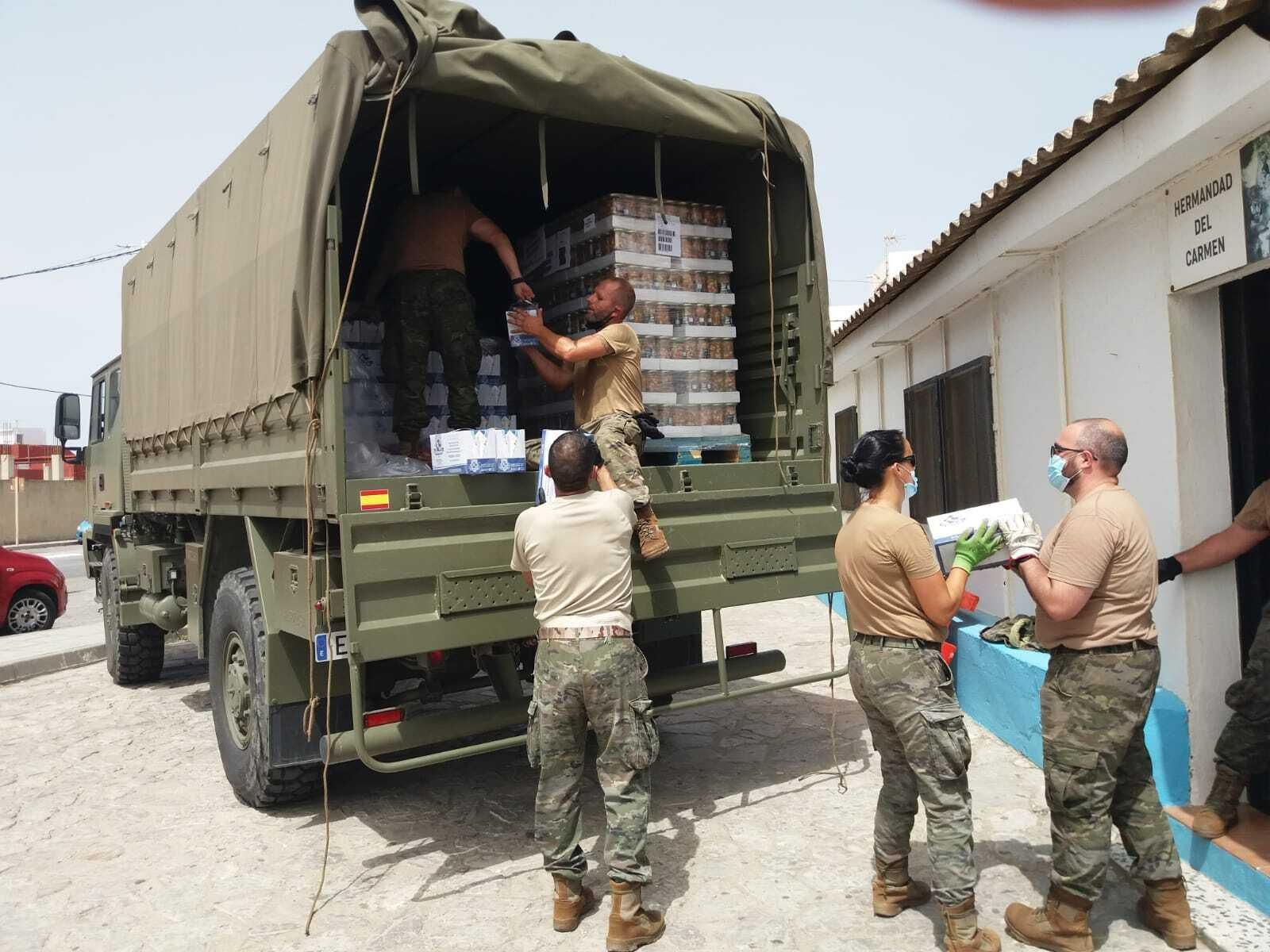 La descarga de alimentos por parte de militares del Grupo SAM, en la iglesia del Carmen de La Línea.
