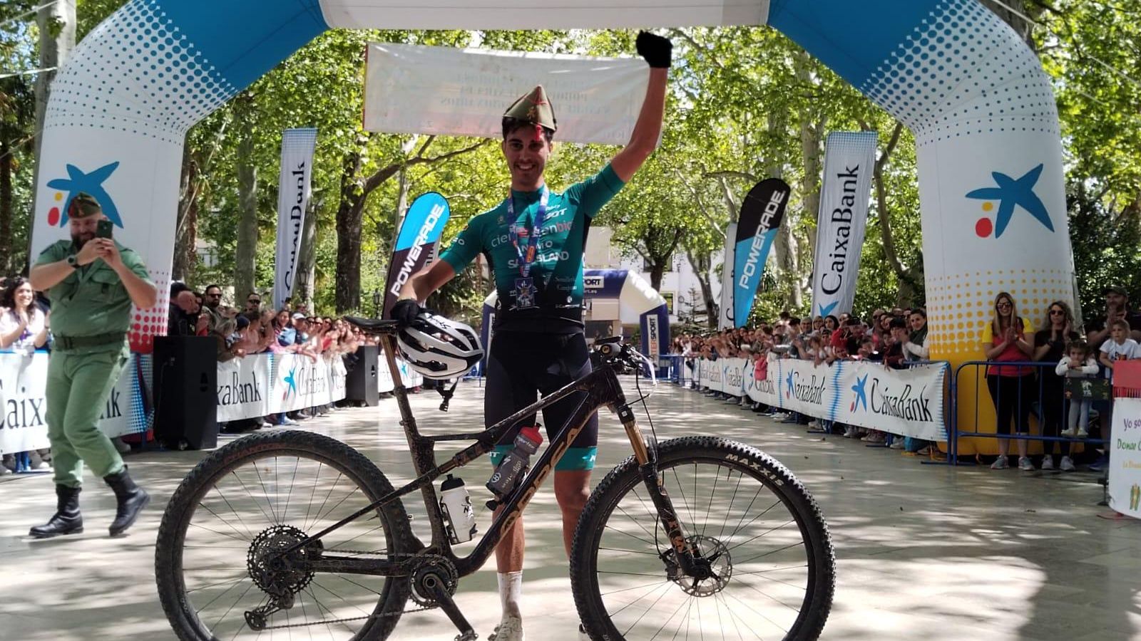 David González, vencedor en la modalidad de bicicleta de montaña.