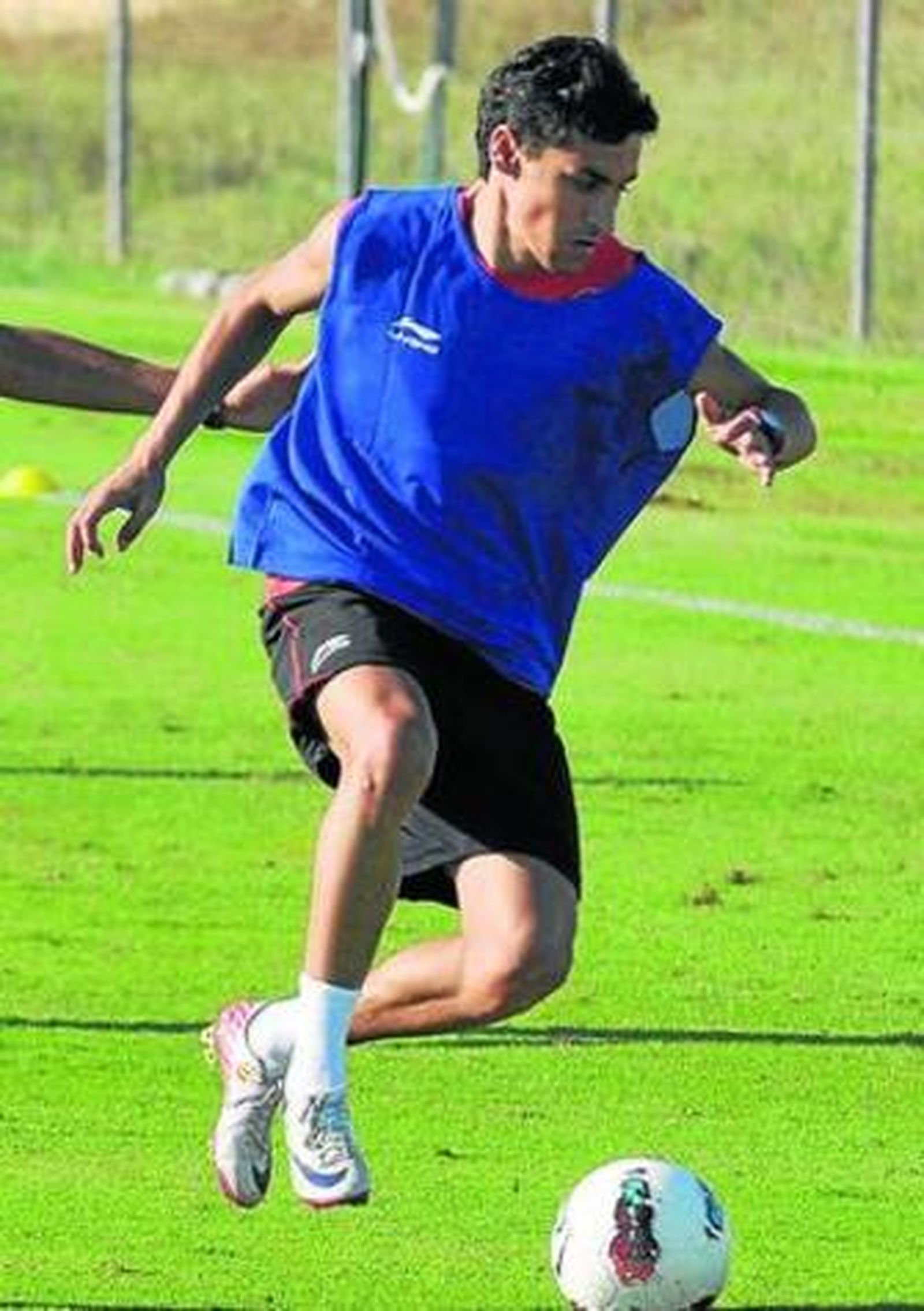 Jesús Navas realiza un recorte en un entrenamiento.