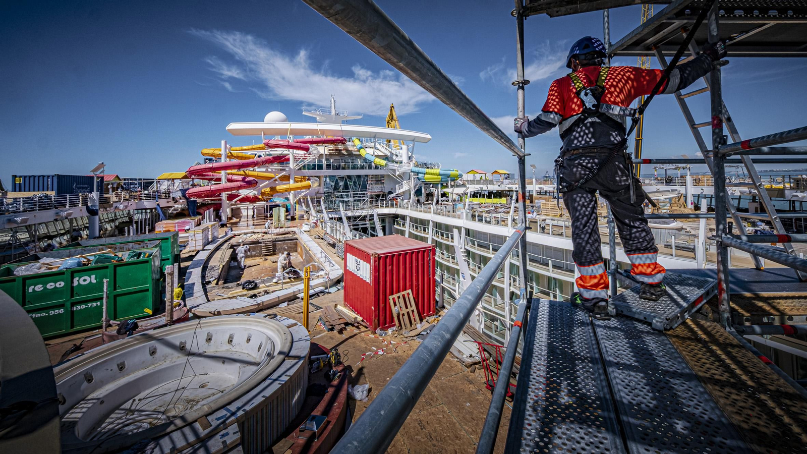 Las imágenes del interior del crucero 'Allure of the Seas' que se encuentra reparando en navantia Cádiz