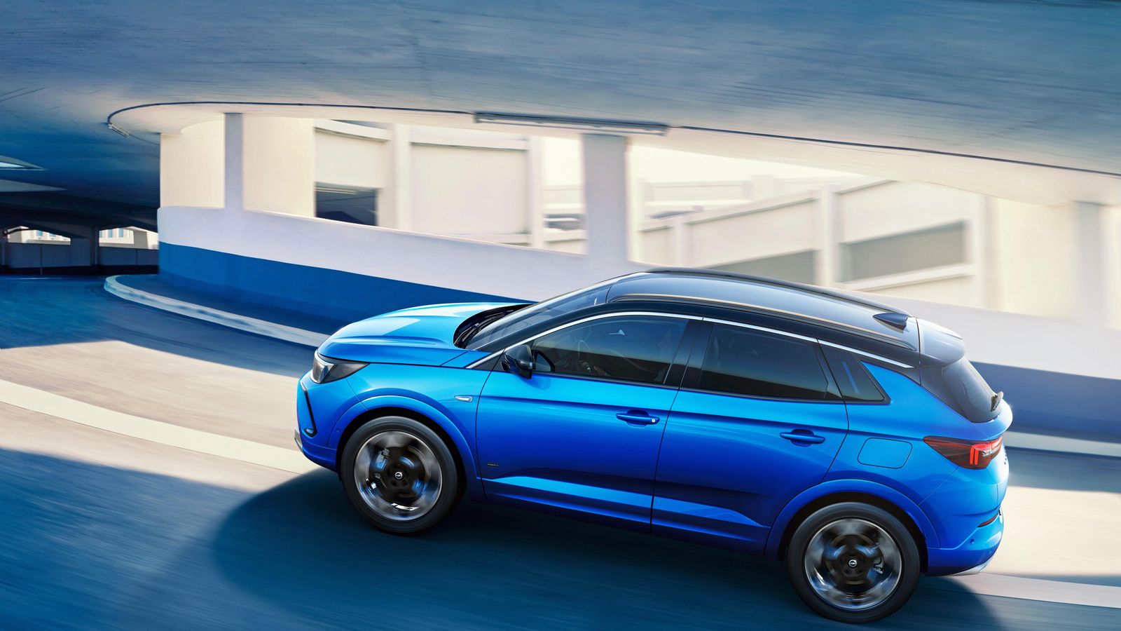 El Opel Grandland incorpora ahora una combinación de ayudas a la conducción que le permite un nivel 2 de conducción autónoma.