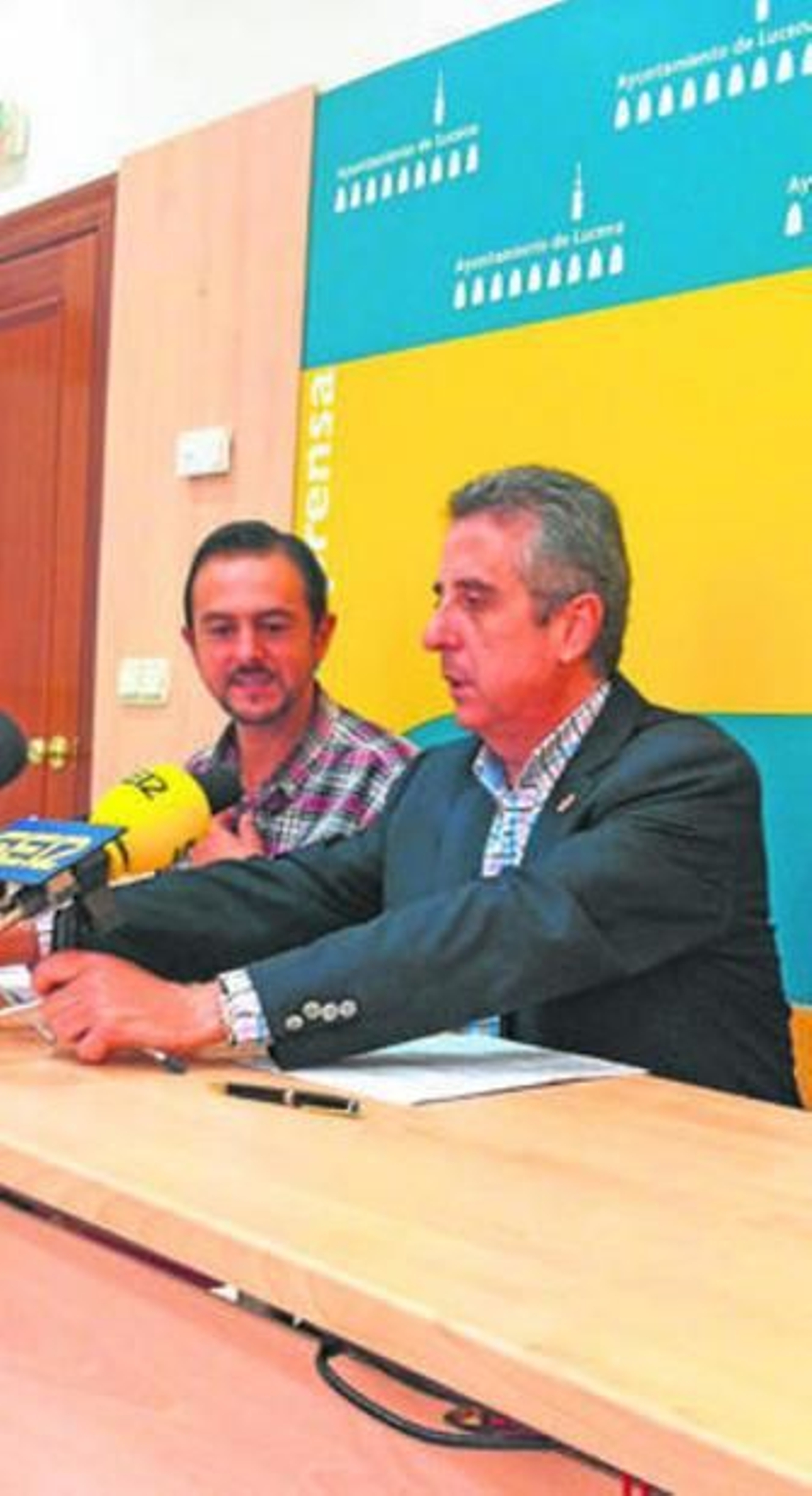 El alcalde, Juan Pérez, durante la rueda de prensa.