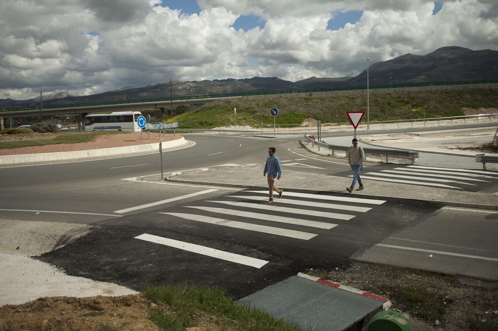 El paso de peatones actual se regula mediante un paso de peatones elevado sobre la carretera de circunvalación.