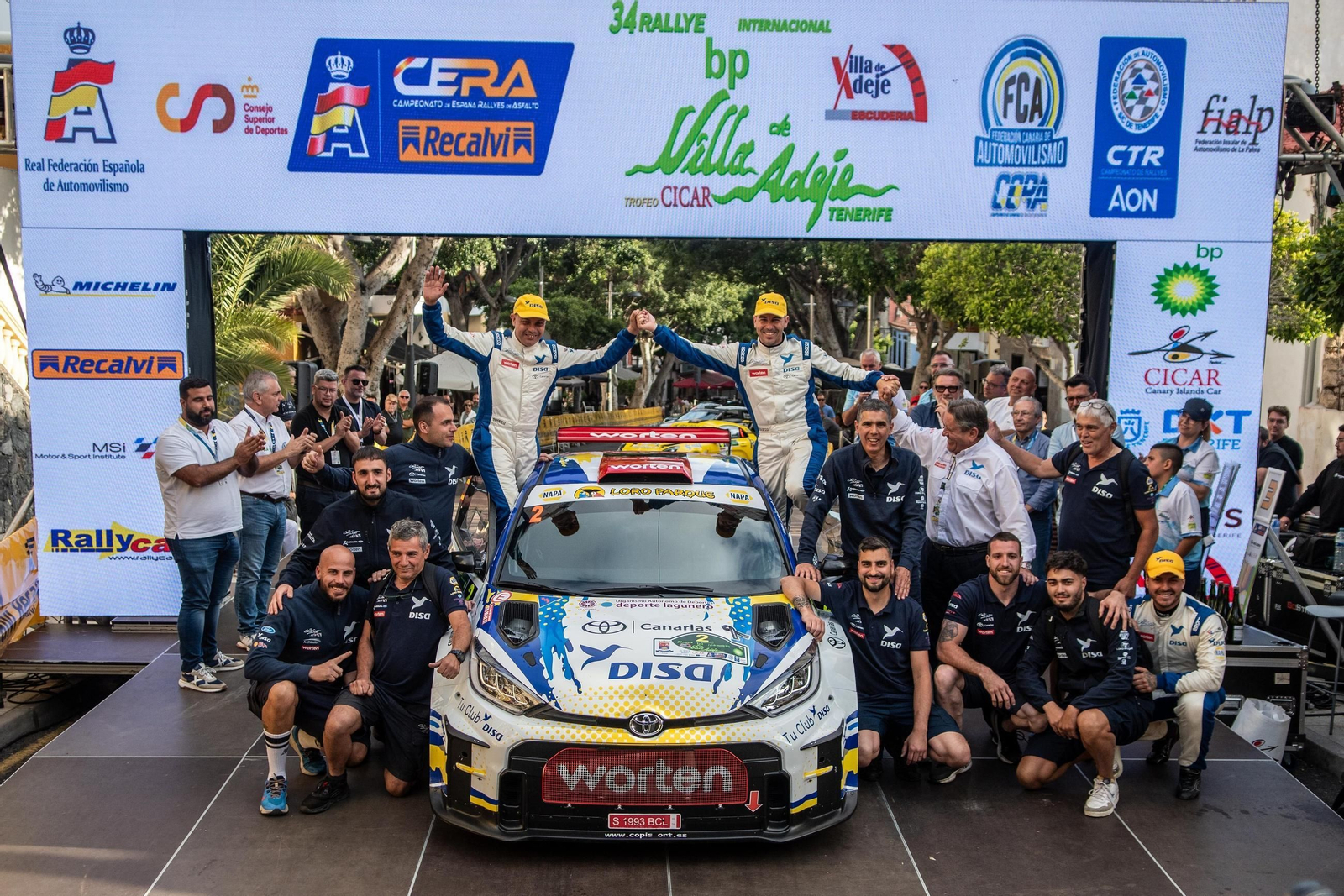 Los ganadores del Rallye BP Villa de Adeje Tenerife, Enrique Cruz y Yeray Mujica, subidos al podio después de hacerse con la victoria.