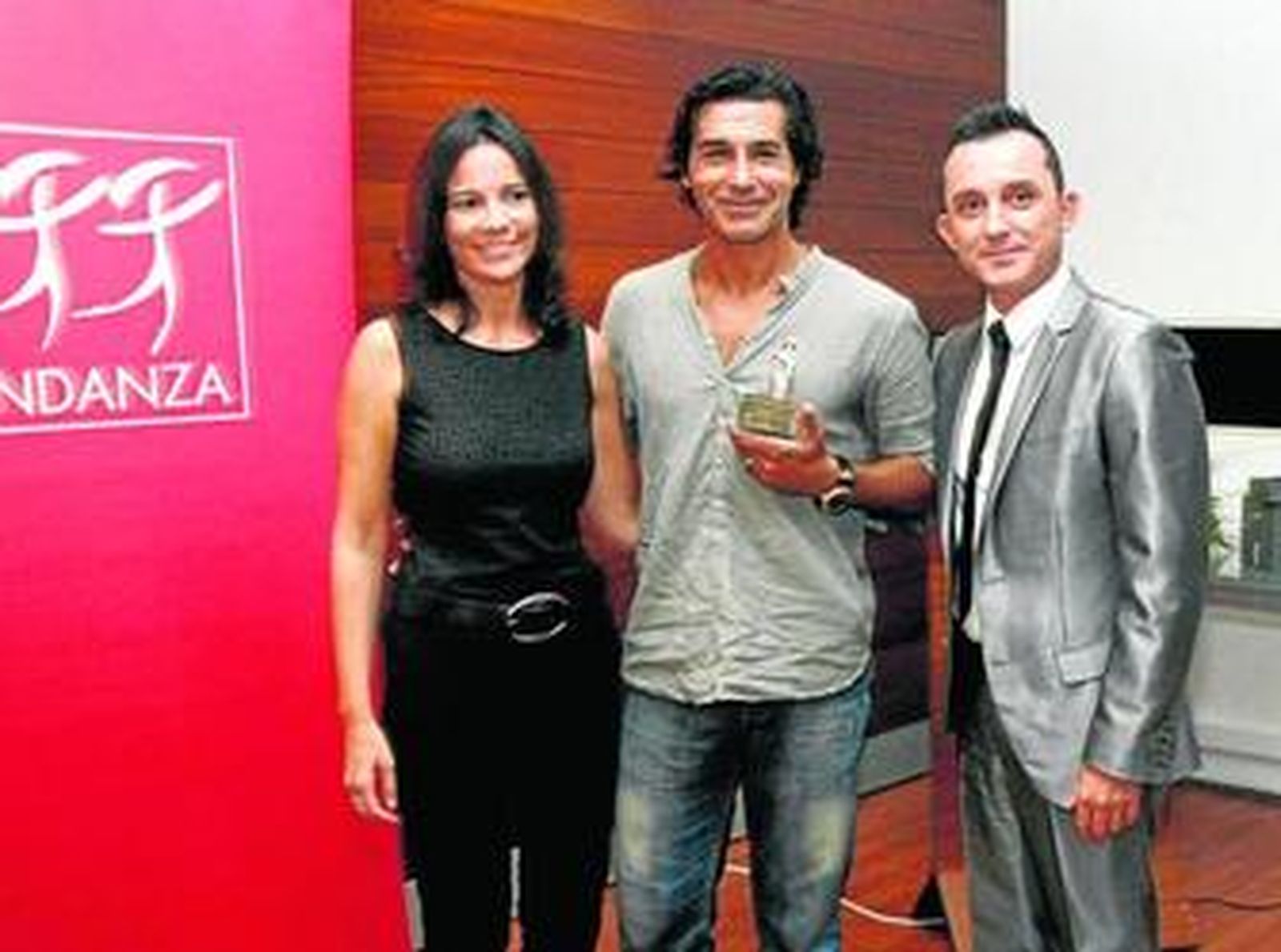 Antonio Márquez con su zapatilla de Plata, entre Yolanda Callejón y Tomás de María.