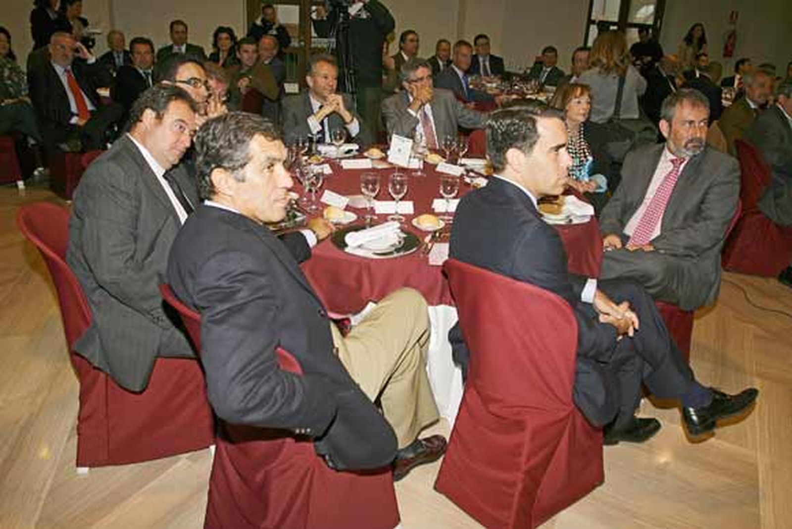 Mesa presidencial del Foro: Lorenzo del Río, Tomás Valiente, Mario Jiménez, Francisco González Cabaña, José Joly, Luis Pizarro, Elena Ruiz, Gabriel Almagro y Rafael Navas.

Foto: Julio Gonzalez/Joaquin Pino/Lourdes de Vicente