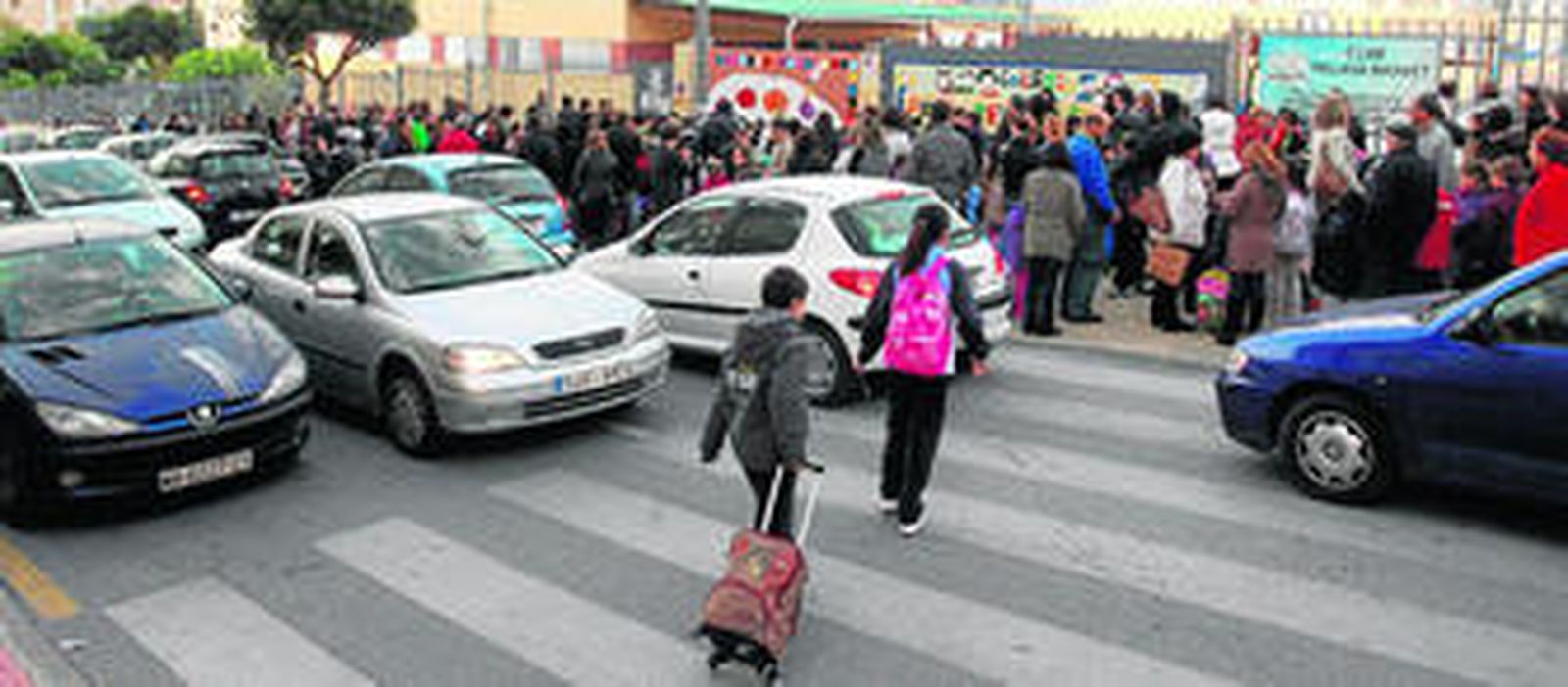 Afluencia de padres, alumnos y coches, ayer, ante un colegio de Teatinos.