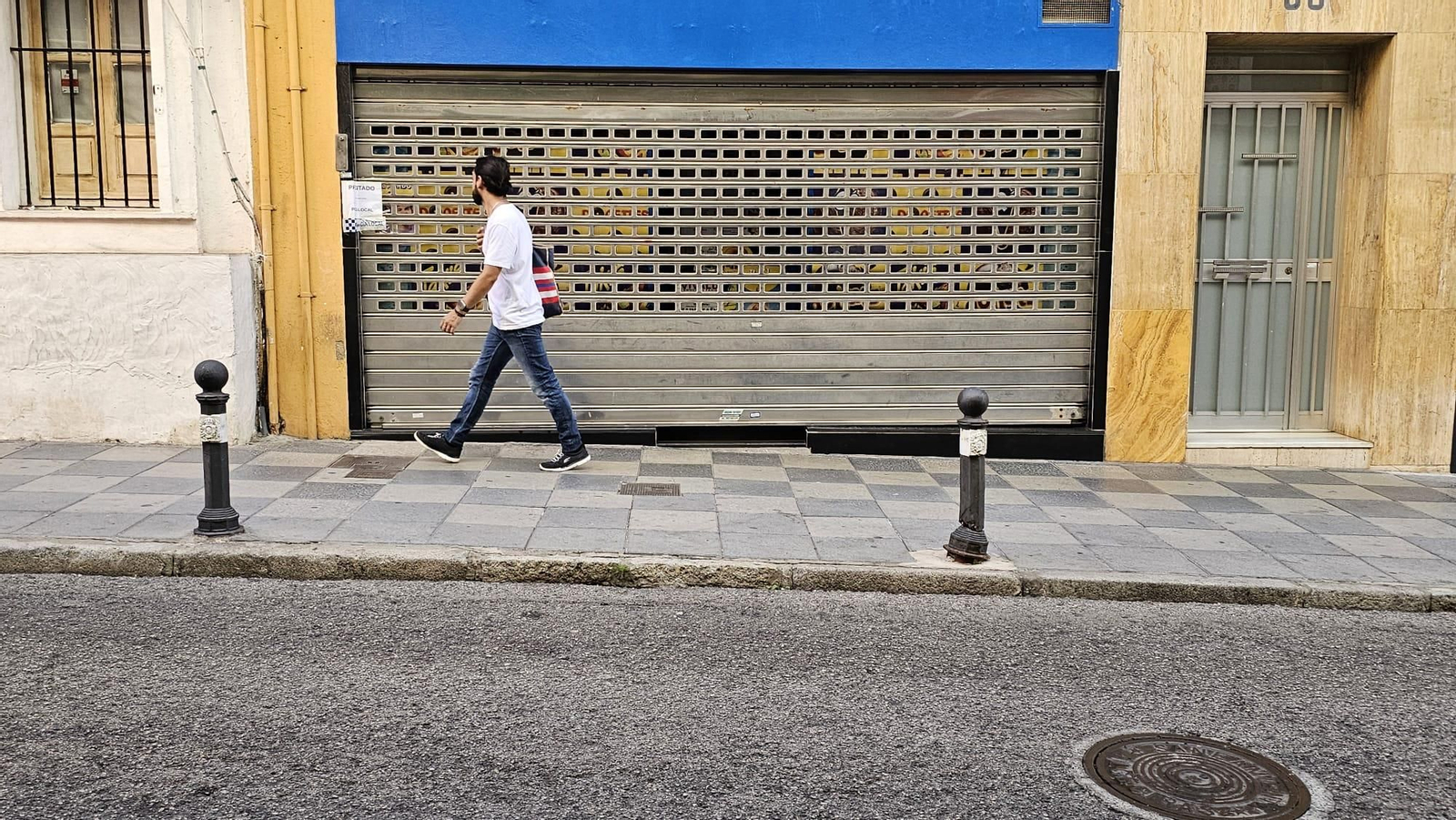 El comercio precintado en la calle Sevilla de Algeciras.