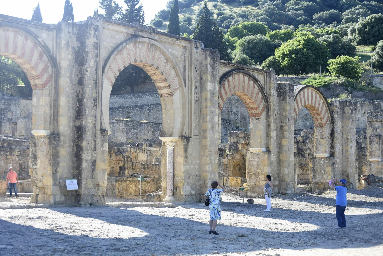 Turistas retratan el Gran Pórtico de Medina Azahara.