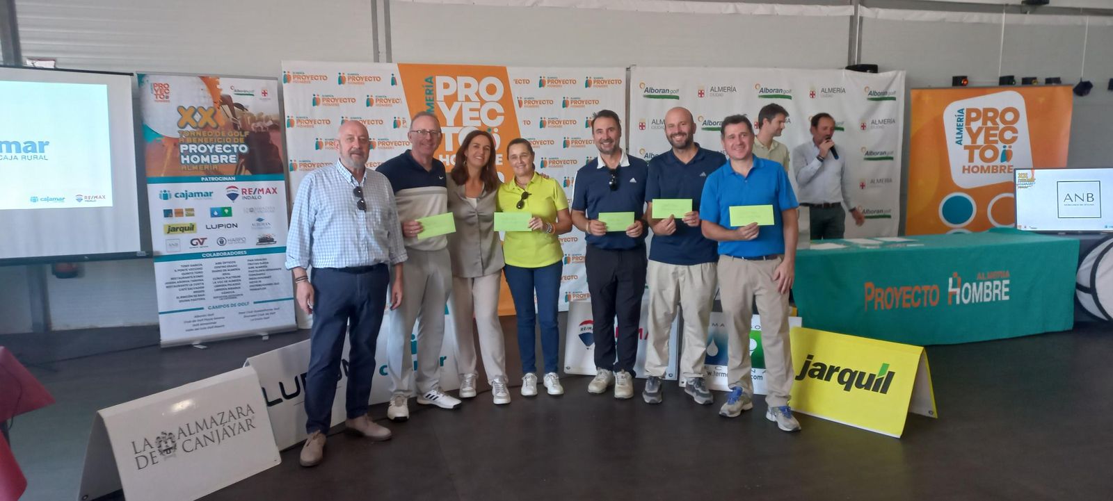Algunos de los ganadores de la competición posan con sus respectivos premios.