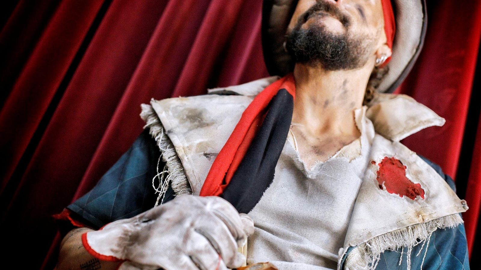 El pañuelo con los colores, rojo y negro, de la CNT.