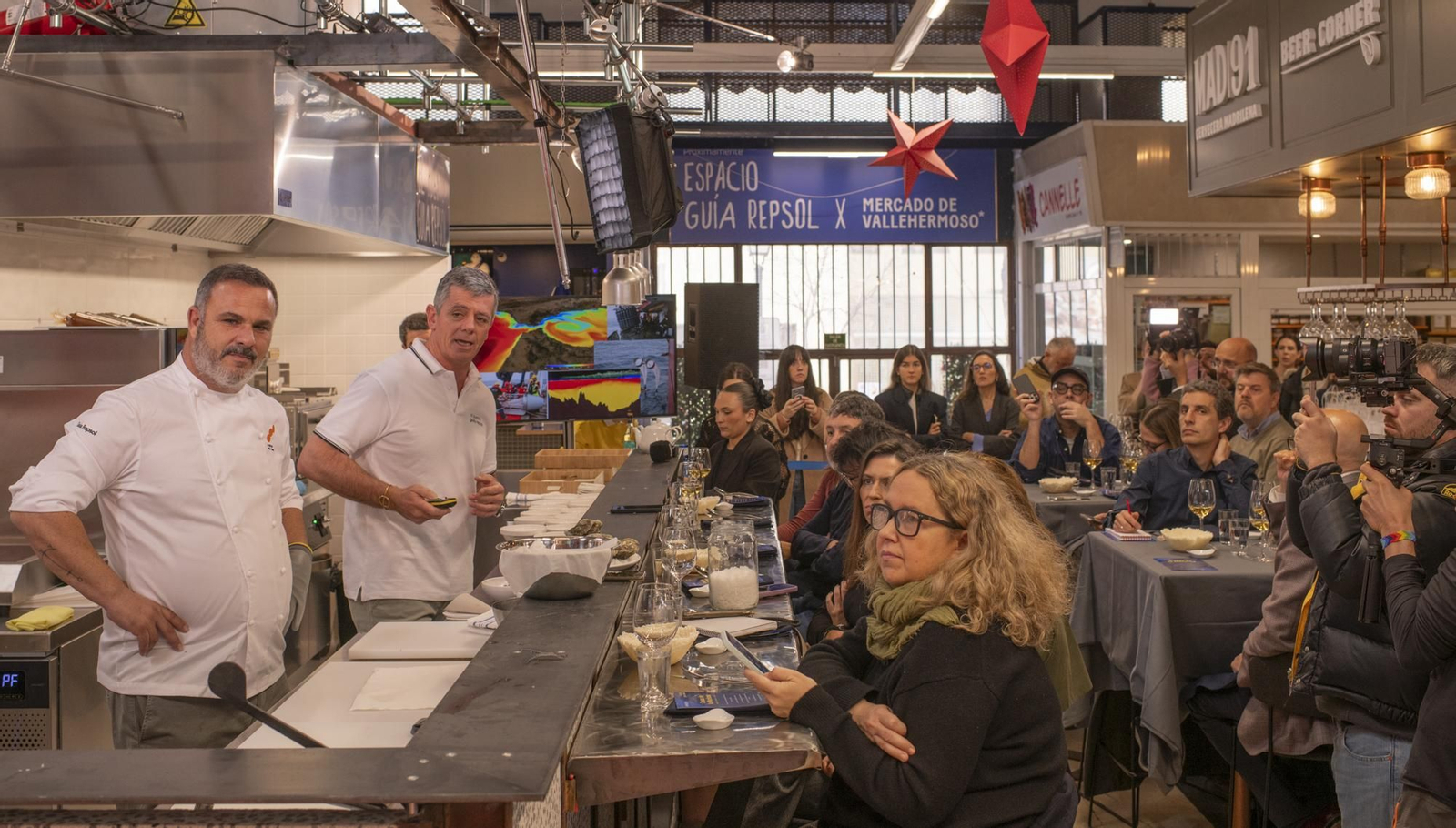 Ángel  León y Juan Martín, durante el evento gastronómico celebrado en el mercado madrileño de Vallehermoso.