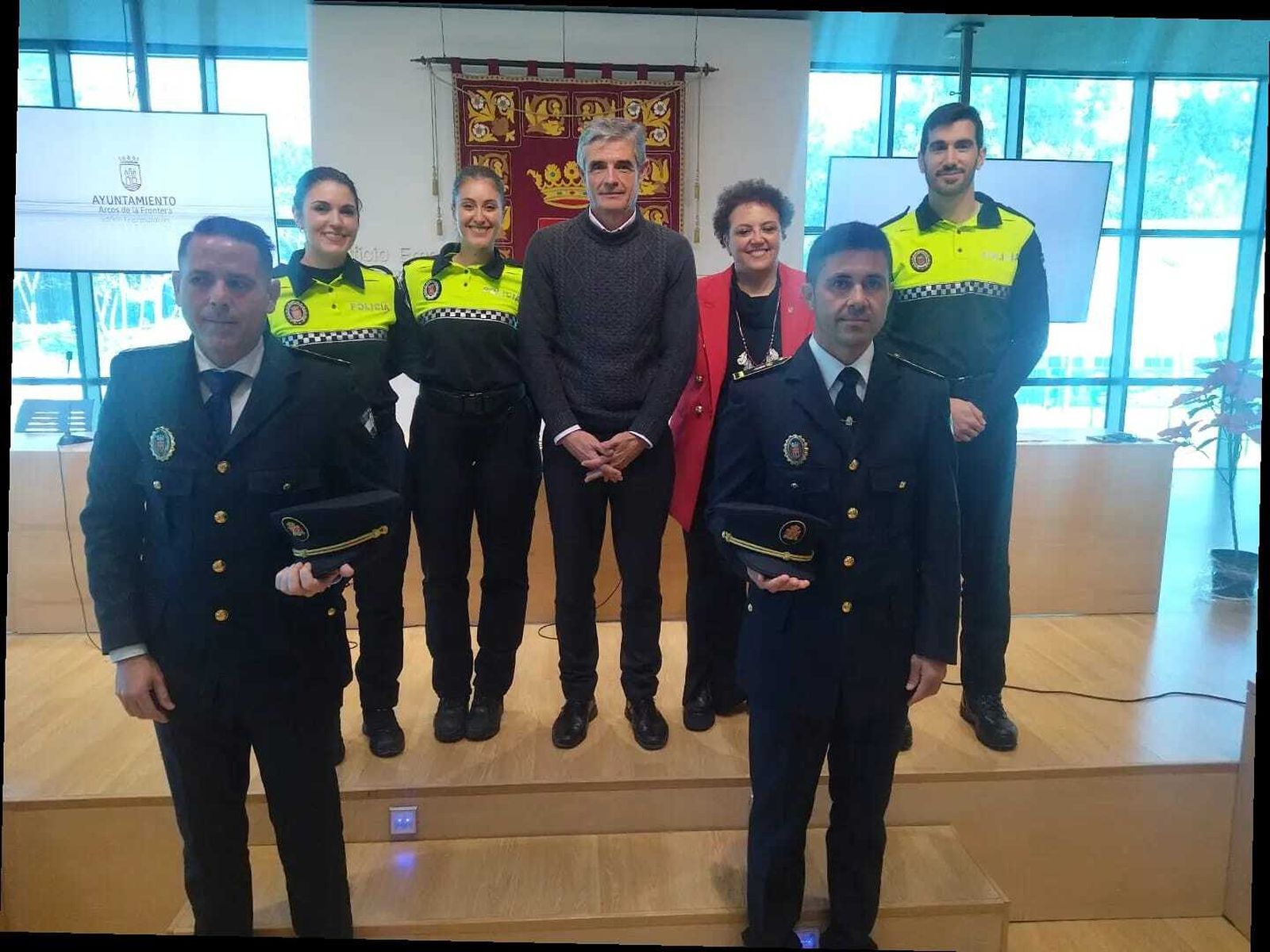 El alcalde Isidoro Gambín presidió la toma de posesión de los policías y nuevos cargos.