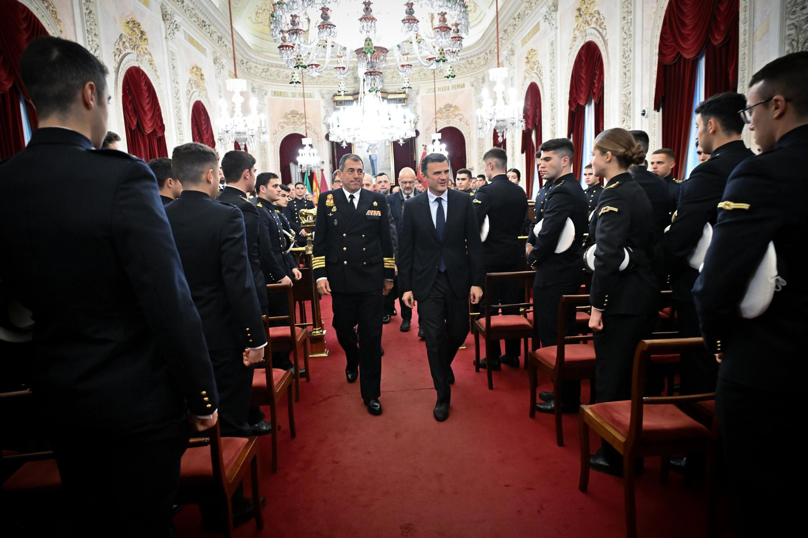 Las imágenes del recibimiento a los guardiamarinas del Elcano en el Ayuntamiento de Cádiz, con la Princesa Leonor