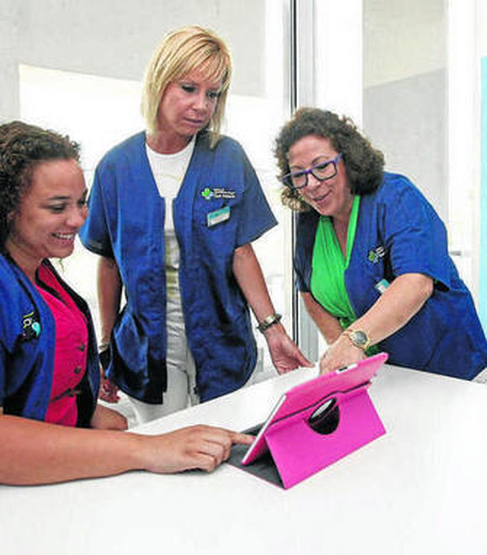 Parte de los profesionales de la Clínica San Antonio, ayer en la zona infantil.