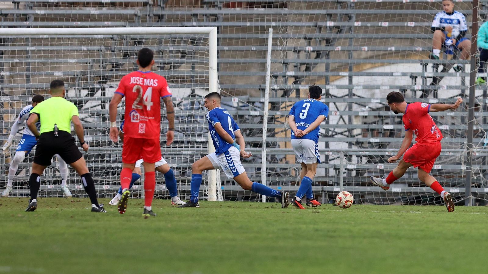 Imágenes del Xerez DFC contra la Deportiva Minerva en el Pedro Garrido de Jerez