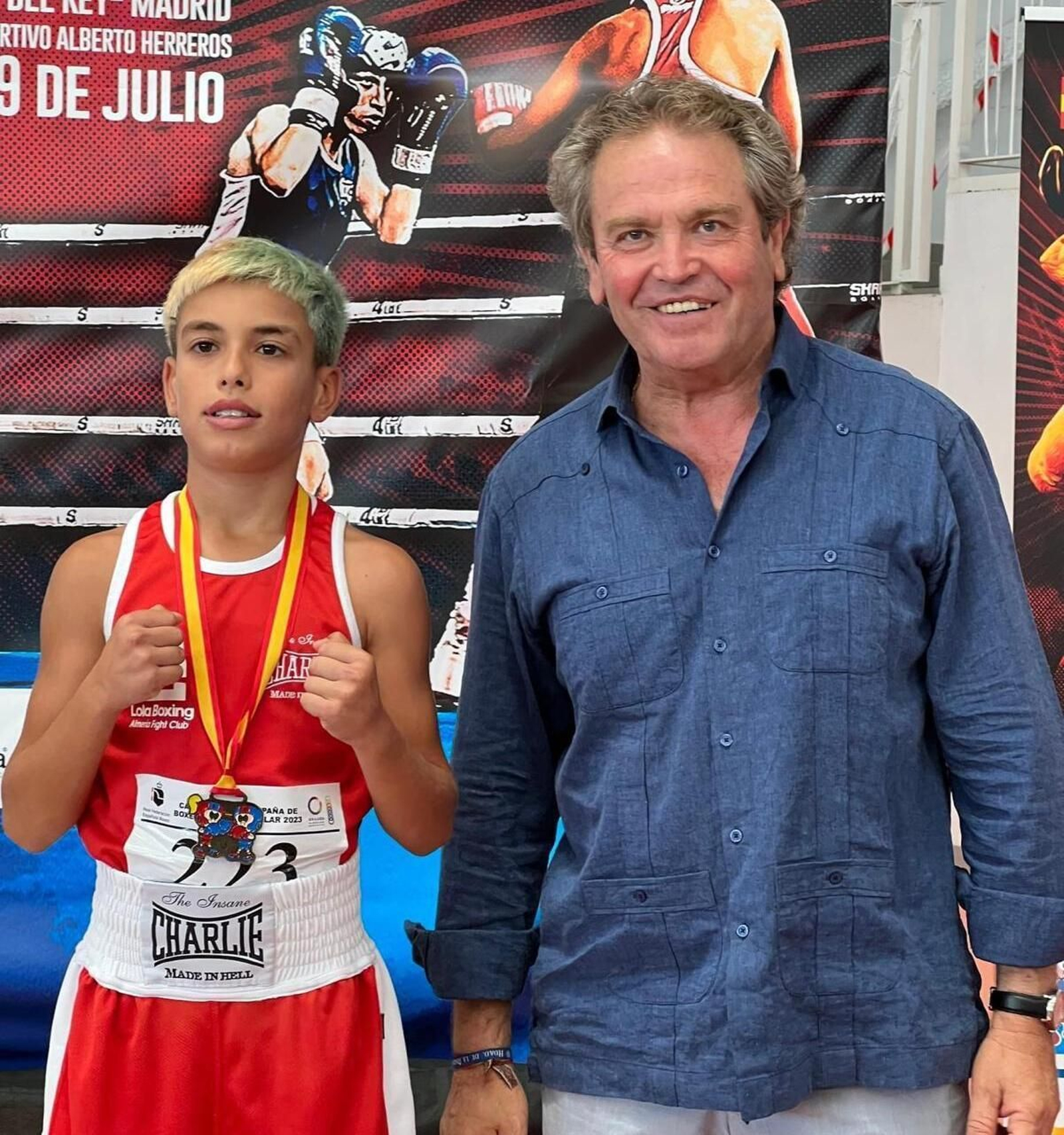 Tristán Romero de la EDM Lola Boxing posa con su medalla conseguida en el Campeonato de España.