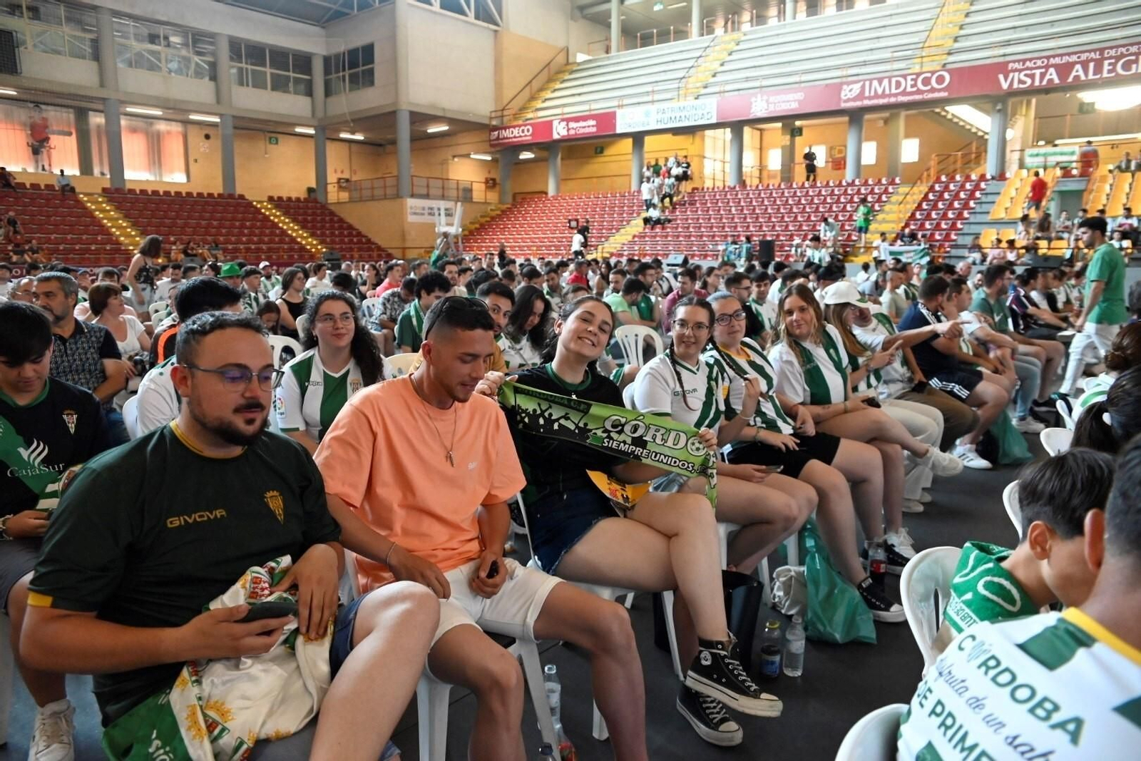 Las mejores fotos del ambiente en Vista Alegre para el Ponferradina - Córdoba CF