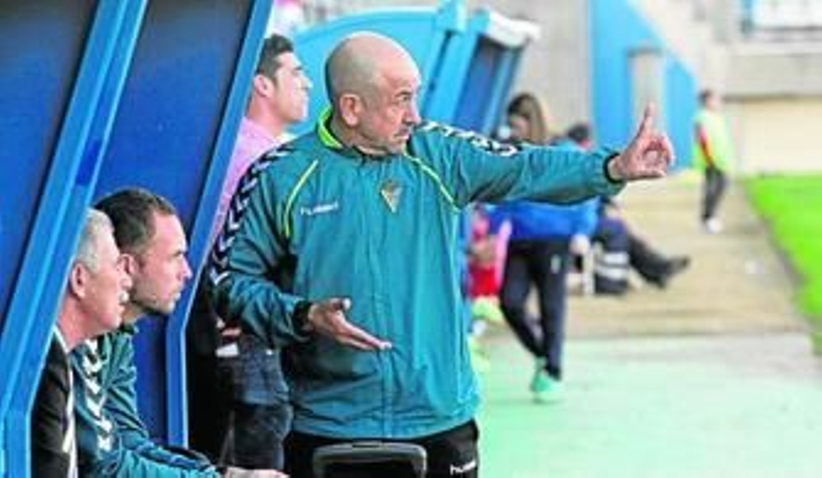 Claudio Barragán da instrucciones durante el partido contra el Algeciras, disputado el pasado domingo.