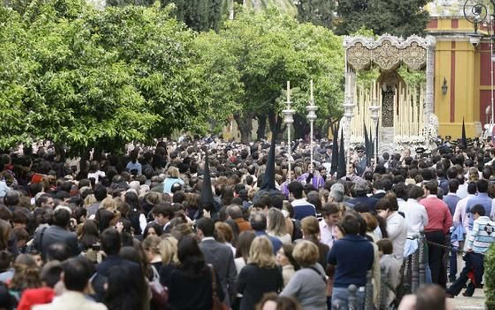 El palio de la Virgen de las Angustias rodeada de fieles a su salida de la Capilla del Rectorado. 

Foto: Antonio Pizarro
