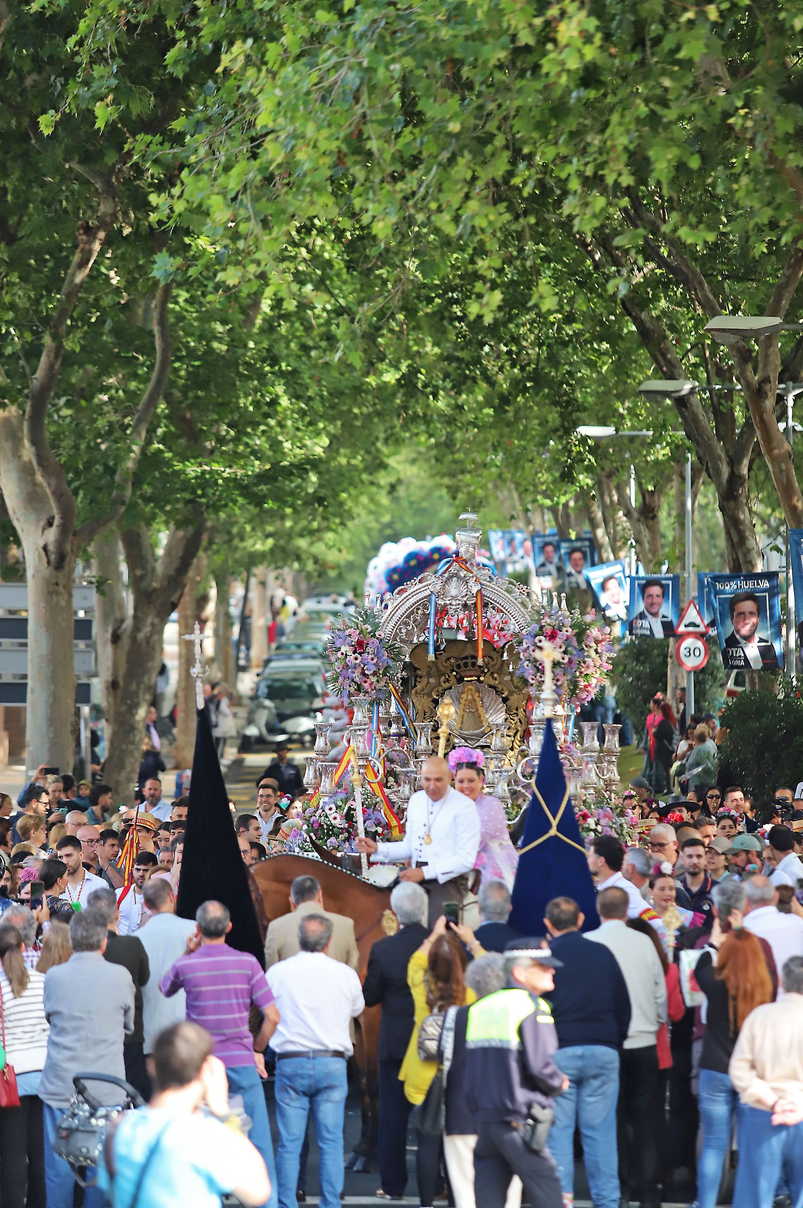 El Rocío 2023: Imágenes de la Hermandad de Emigrantes en su salida de Huelva