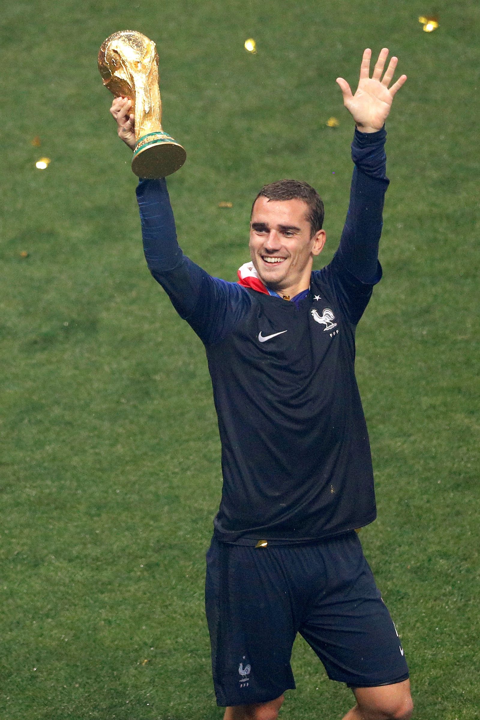 El francés Antoine Griezmann alza el trofeo más anhelado por cualquier futbolista.