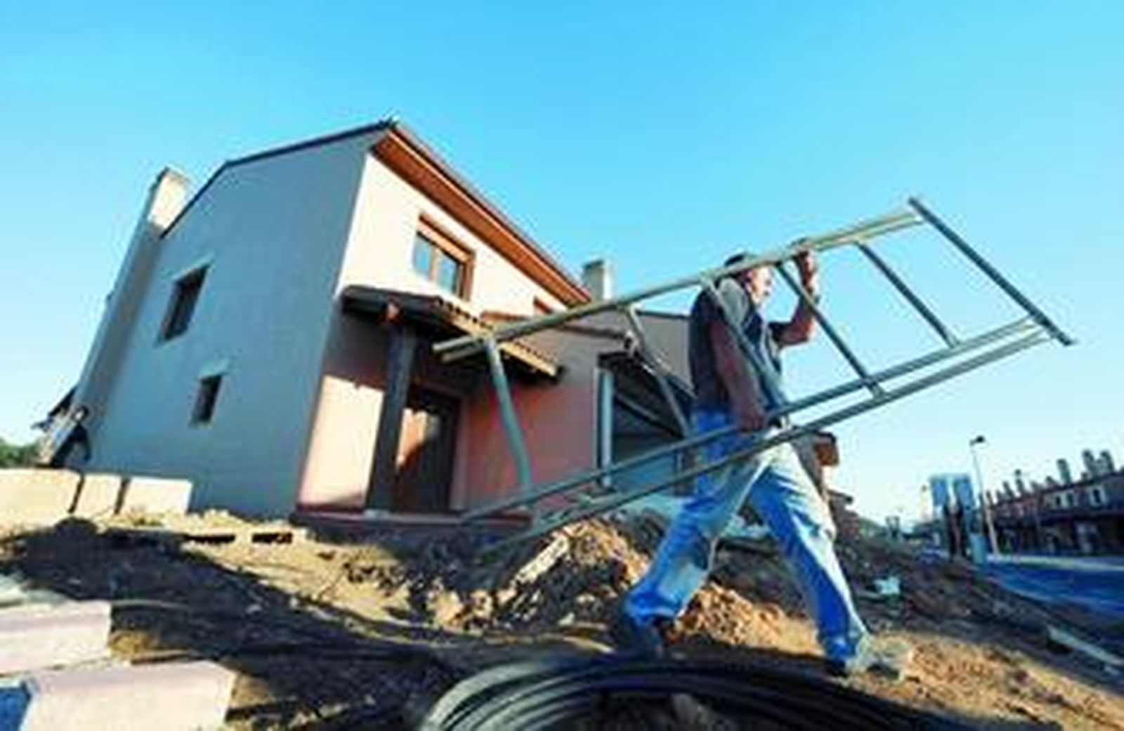 Un trabajador recoge material junto a unas obras de Martinsa-Fadesa en Galicia.