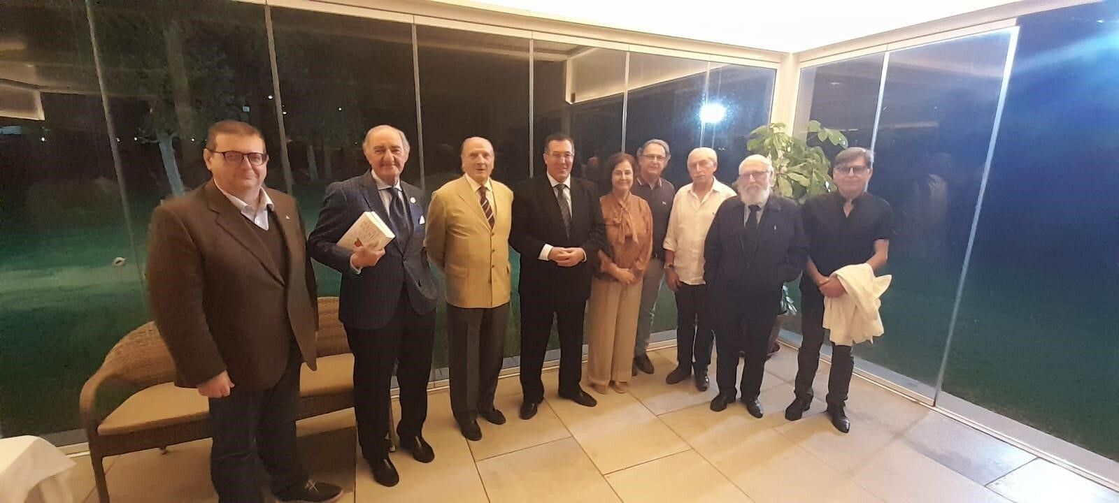 José Antonio Aldayturriaga, Francisco Pérez Aguilar, Guillermo Cervera, el autor Marcelo Gullo, Marisa Viaña, Carlos Sánchez Polack, Antonio Gómez de Barreda, Carlos Díaz y Rafael Quirós.