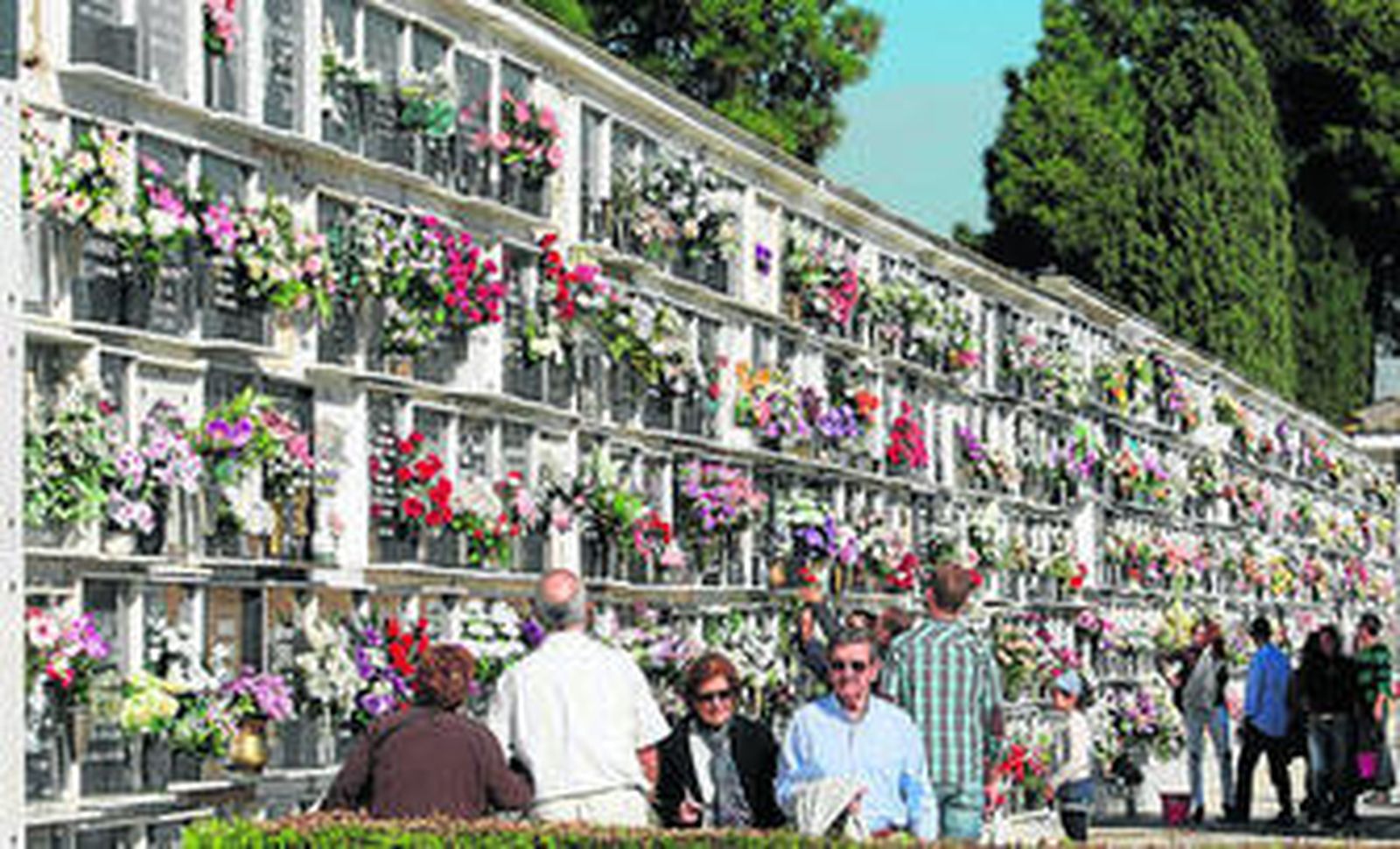Numerosas personas acudieron ayer al cementerio municipal de La Soledad.