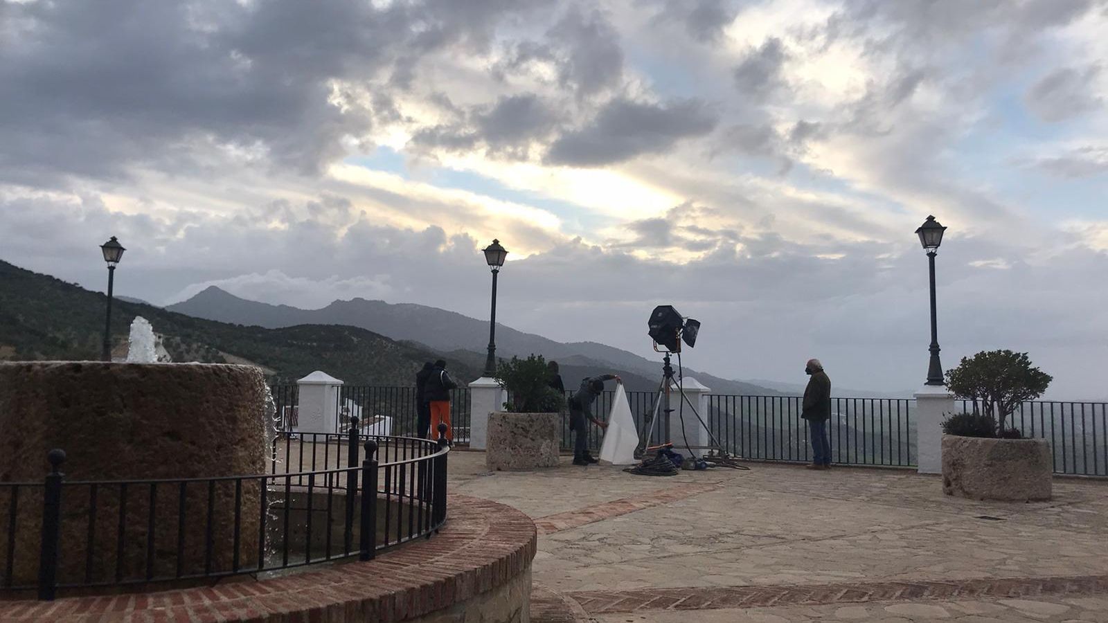 Un equipo de la filmación probando en exteriores