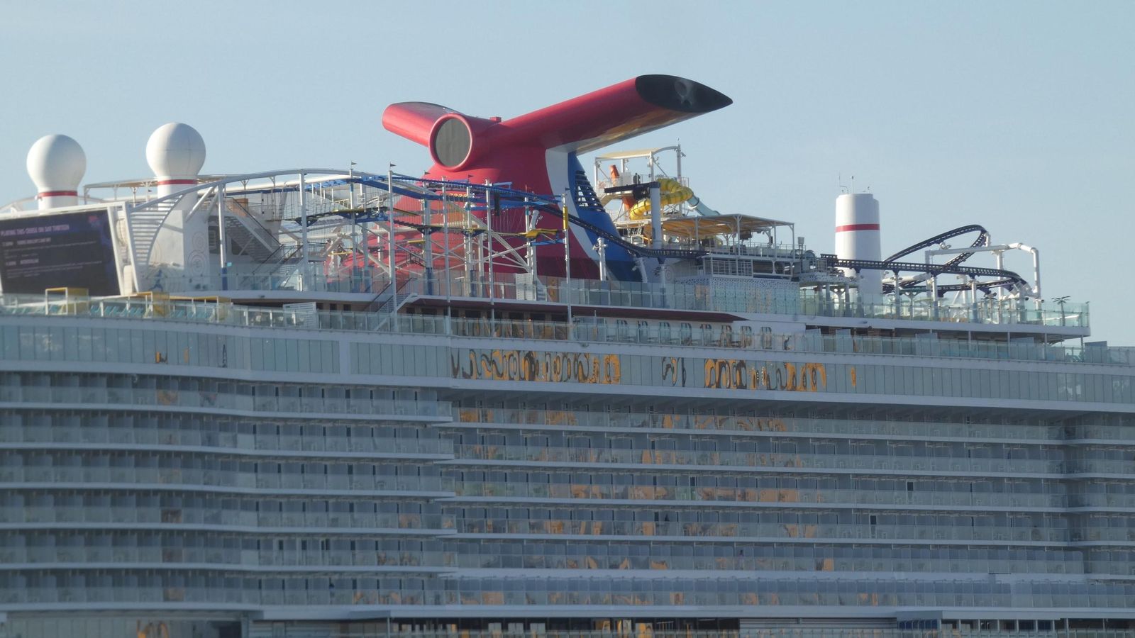 Montaña rusa del buque de crucero 'Mardi Gras' atracado en Málaga
