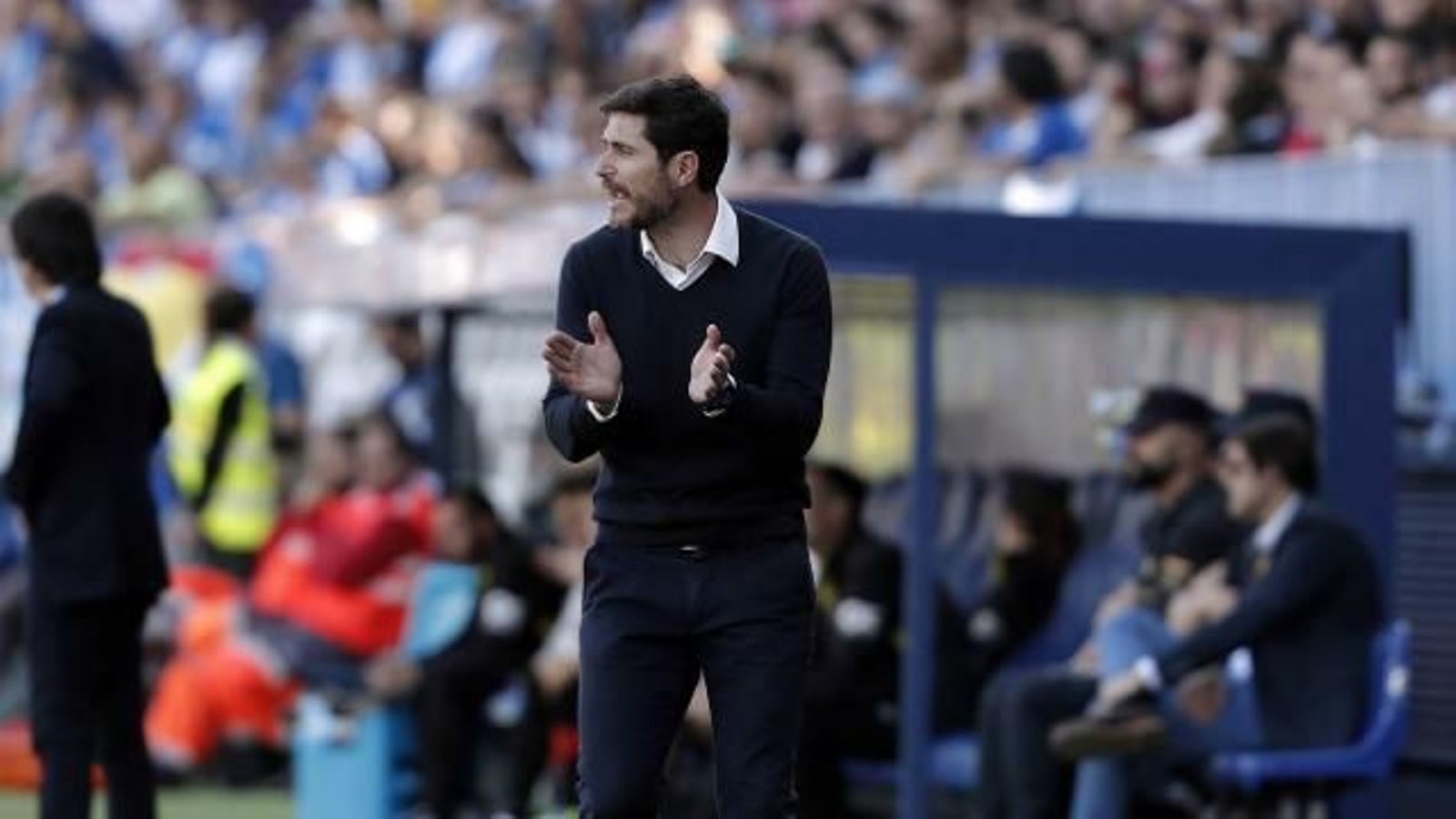 Víctor anima a los jugadores.