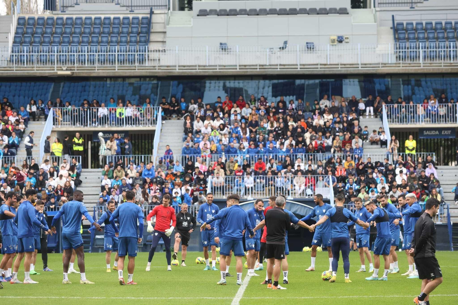 Miles de malaguistas apoyan al equipo en la víspera de Reyes