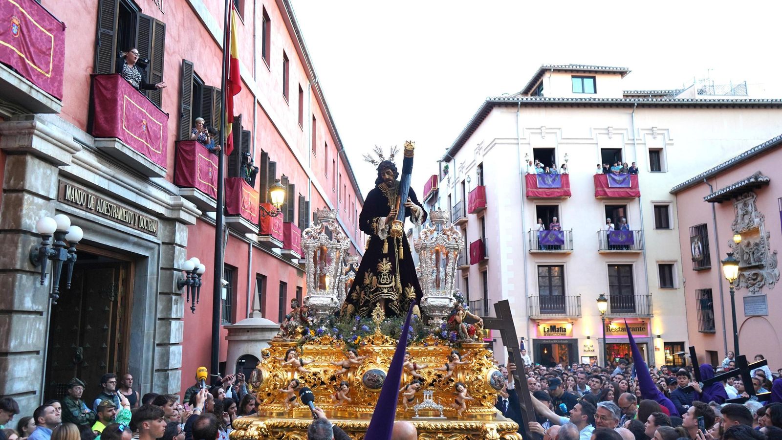 Nuestro Padre Jesús Nzareno en la plaza de San Juan de la Cruz, Miércoles Santo 2023. ARCHIVO (Granada Hoy)