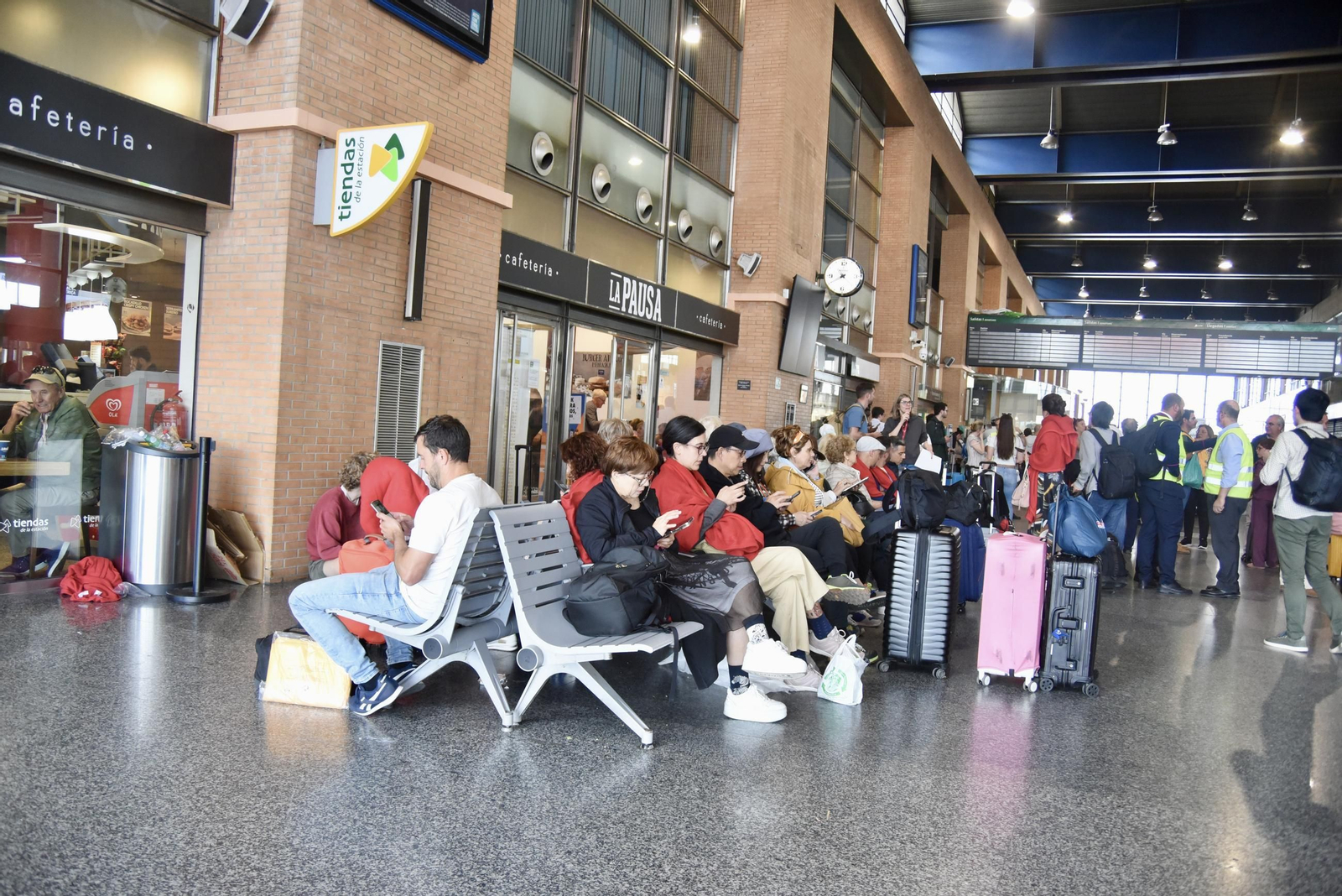 Las imágenes de la estación de trenes de Córdoba con cientos de personas atrapadas tras el apagón