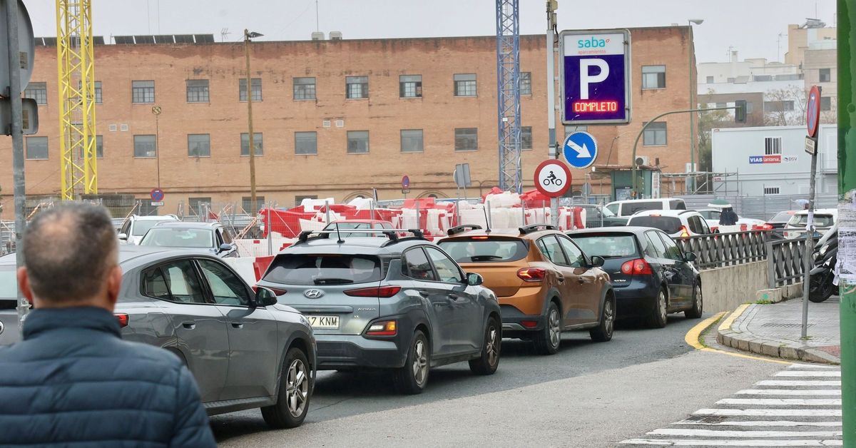 Caos de tráfico en la Macarena por las colas de coches para entrar al parking del Hospital y la obra del Metro