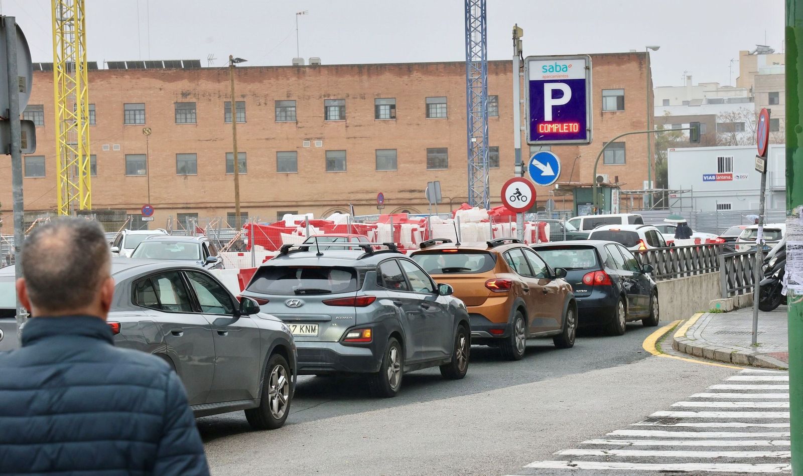 Las colas de coches a la entrada del aparcamiento del Hospital Macarena