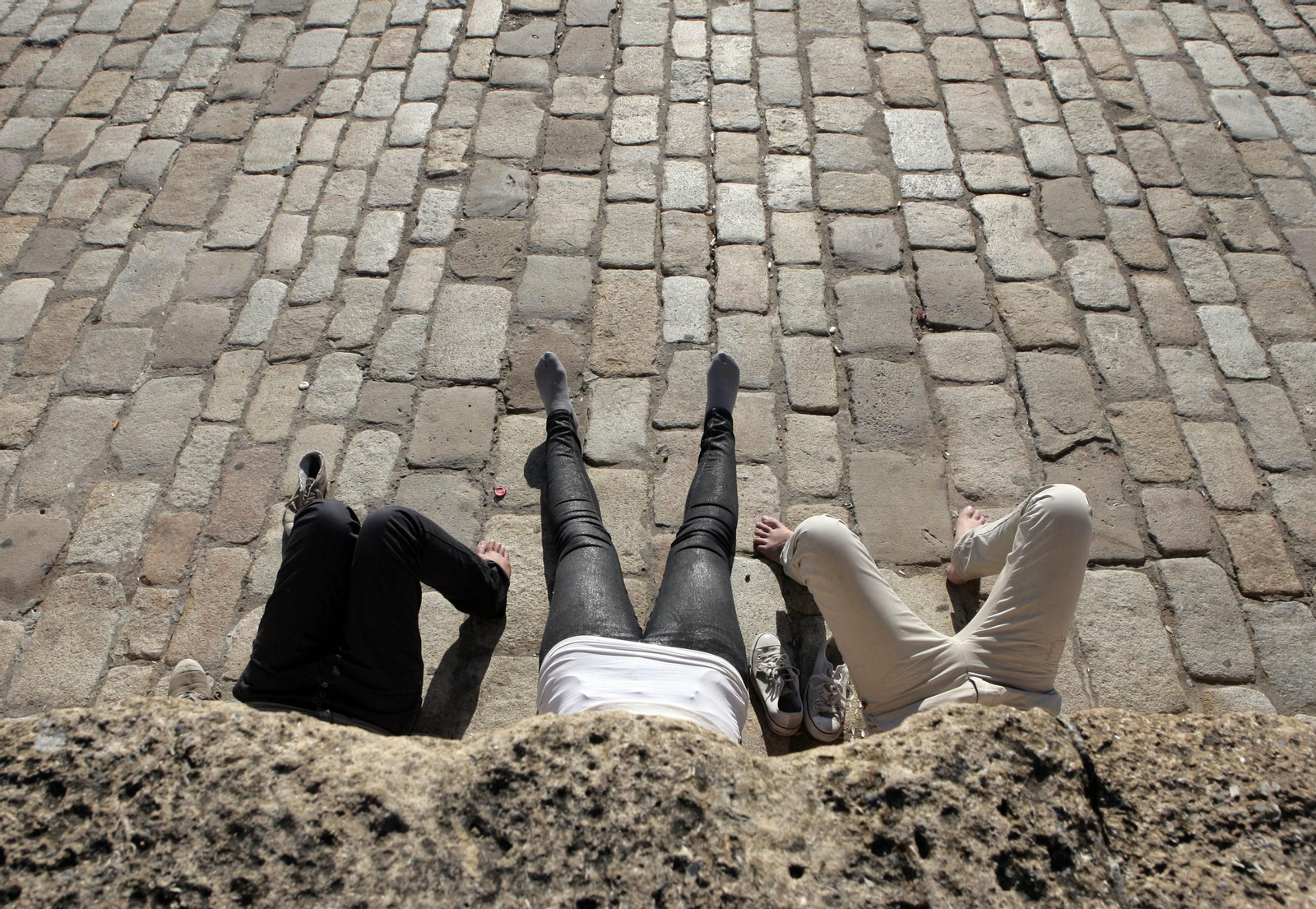 Tres personas disfrutan en el Muelle de la Sal de este sol de invierno.