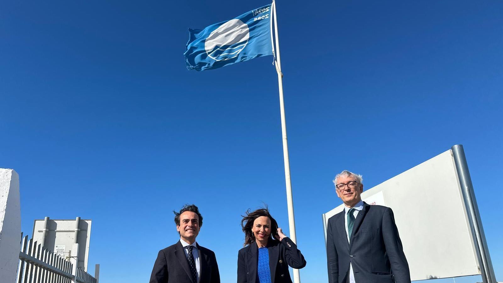 Colocación de una bandera azul
