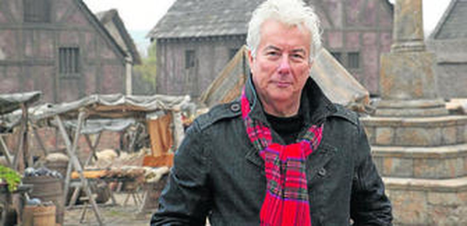 Ken Follet en el decorado que recrea Kingsbridge, el pueblo medieval de la ficción, que se levantó para la serie a las afueras de Budapest.