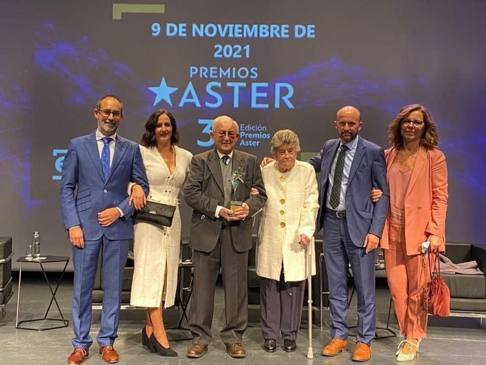 Imagen de la entrega del galardón al Mejor Emprendedor en los premios Aster a Agrícola El Bosque.